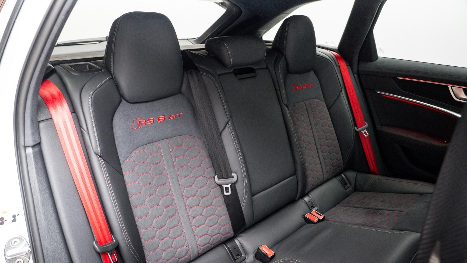 Audi RS6 Avant view 7