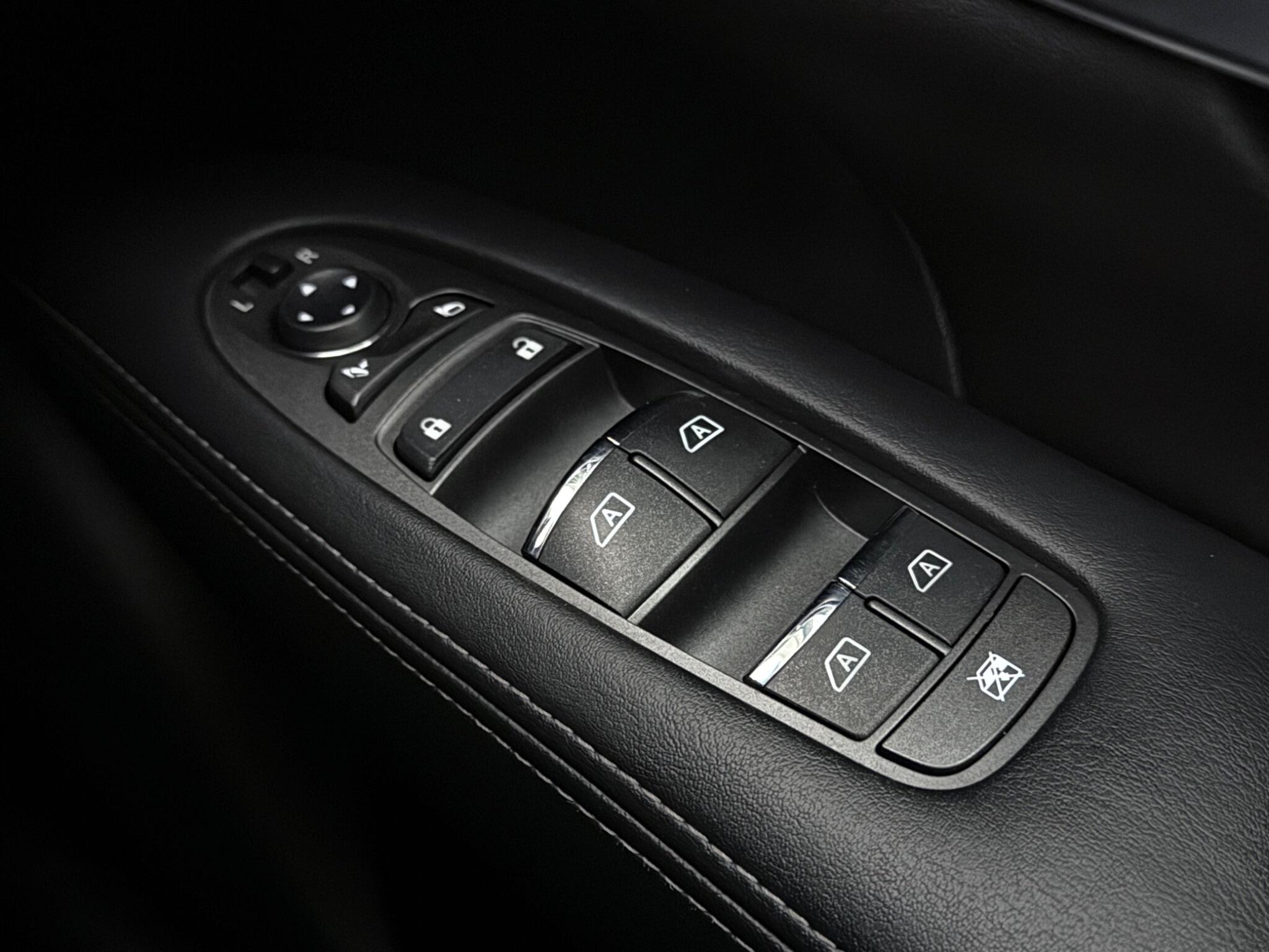 Infiniti Q70 view 20