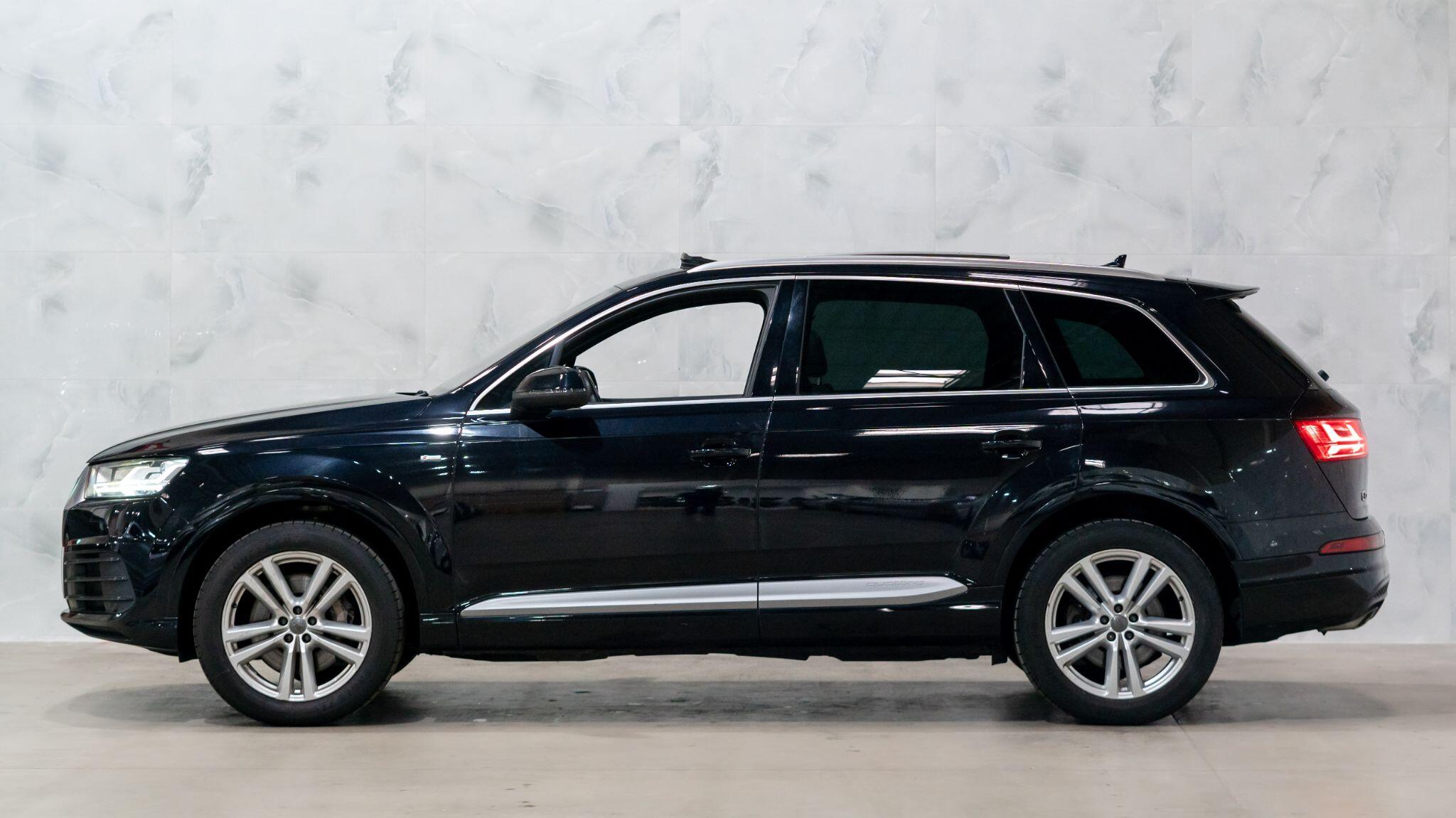 Audi Q7 view 10
