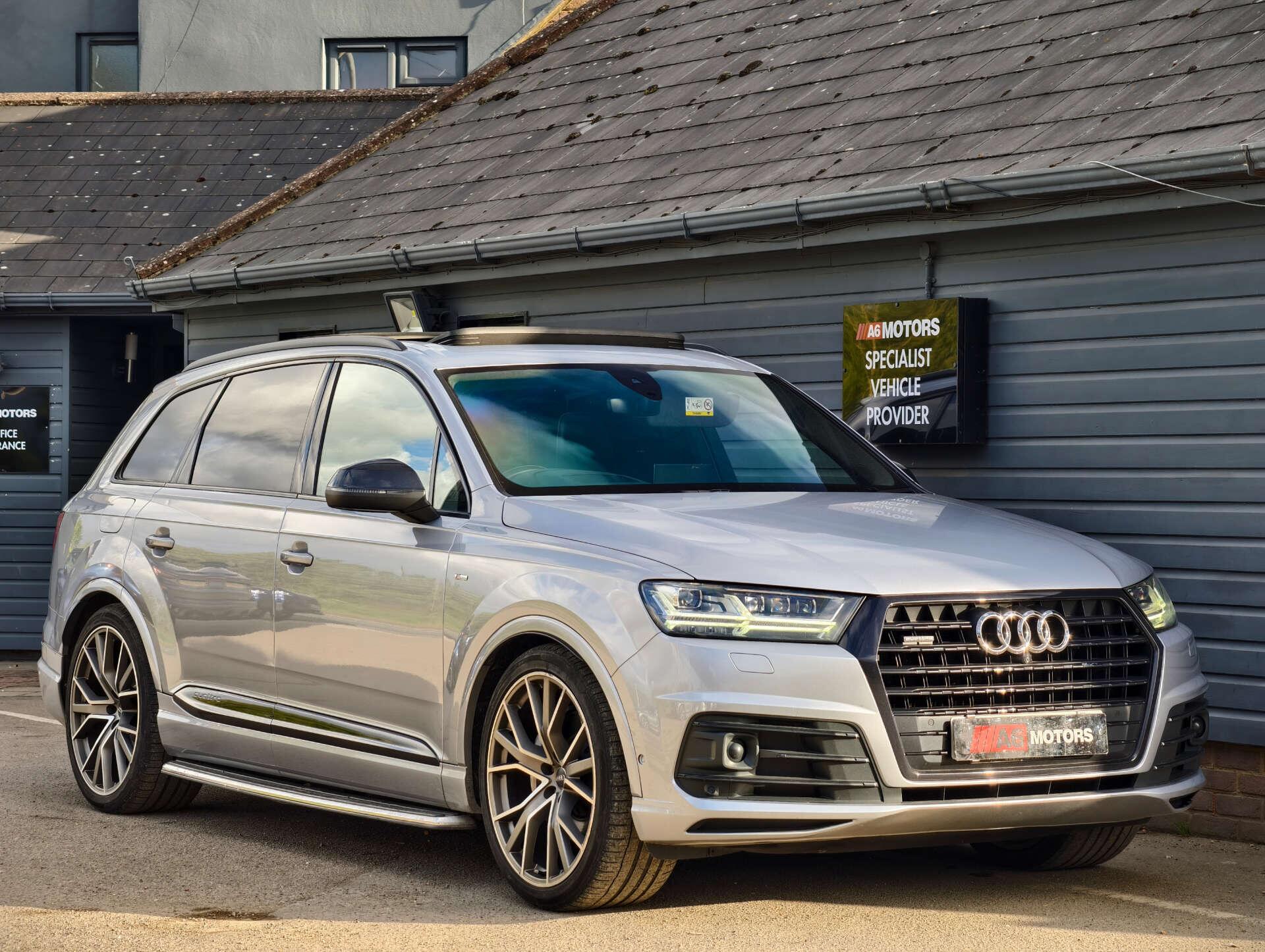 Audi Q7 view 10