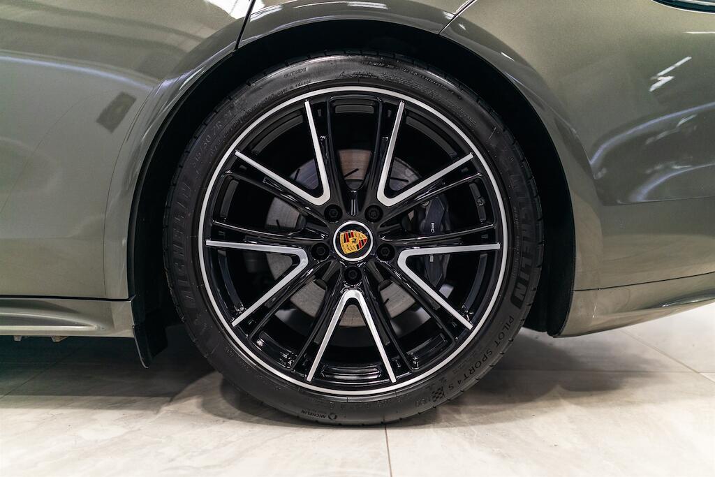 Porsche Panamera view 17
