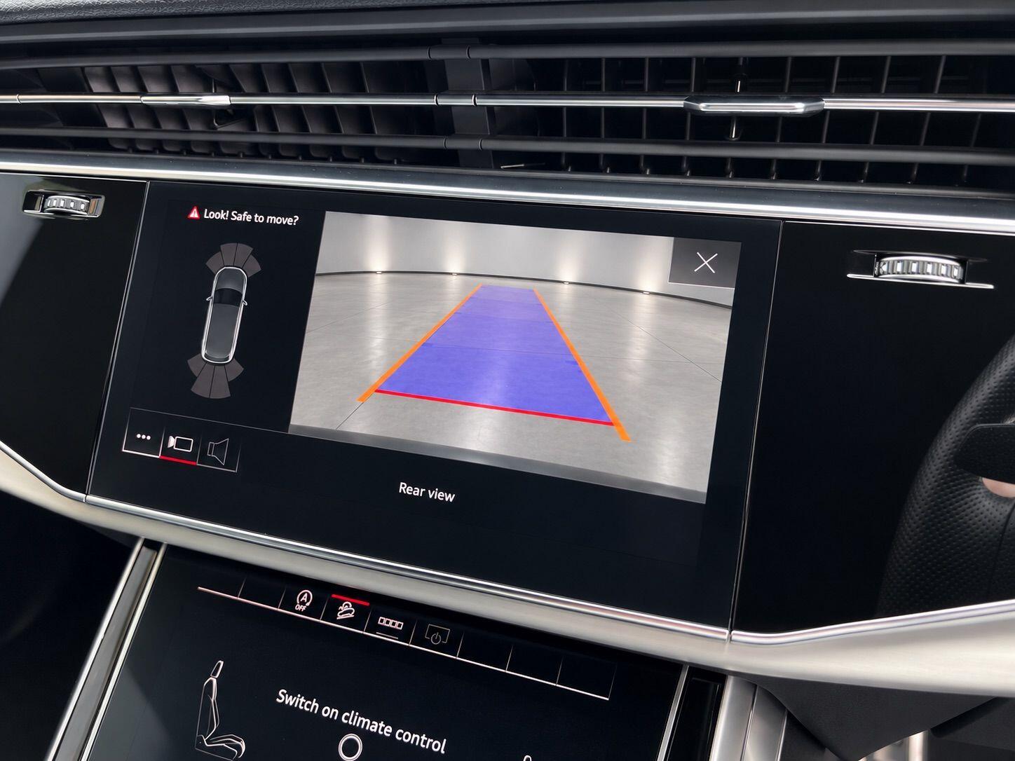 Audi Q7 view 22