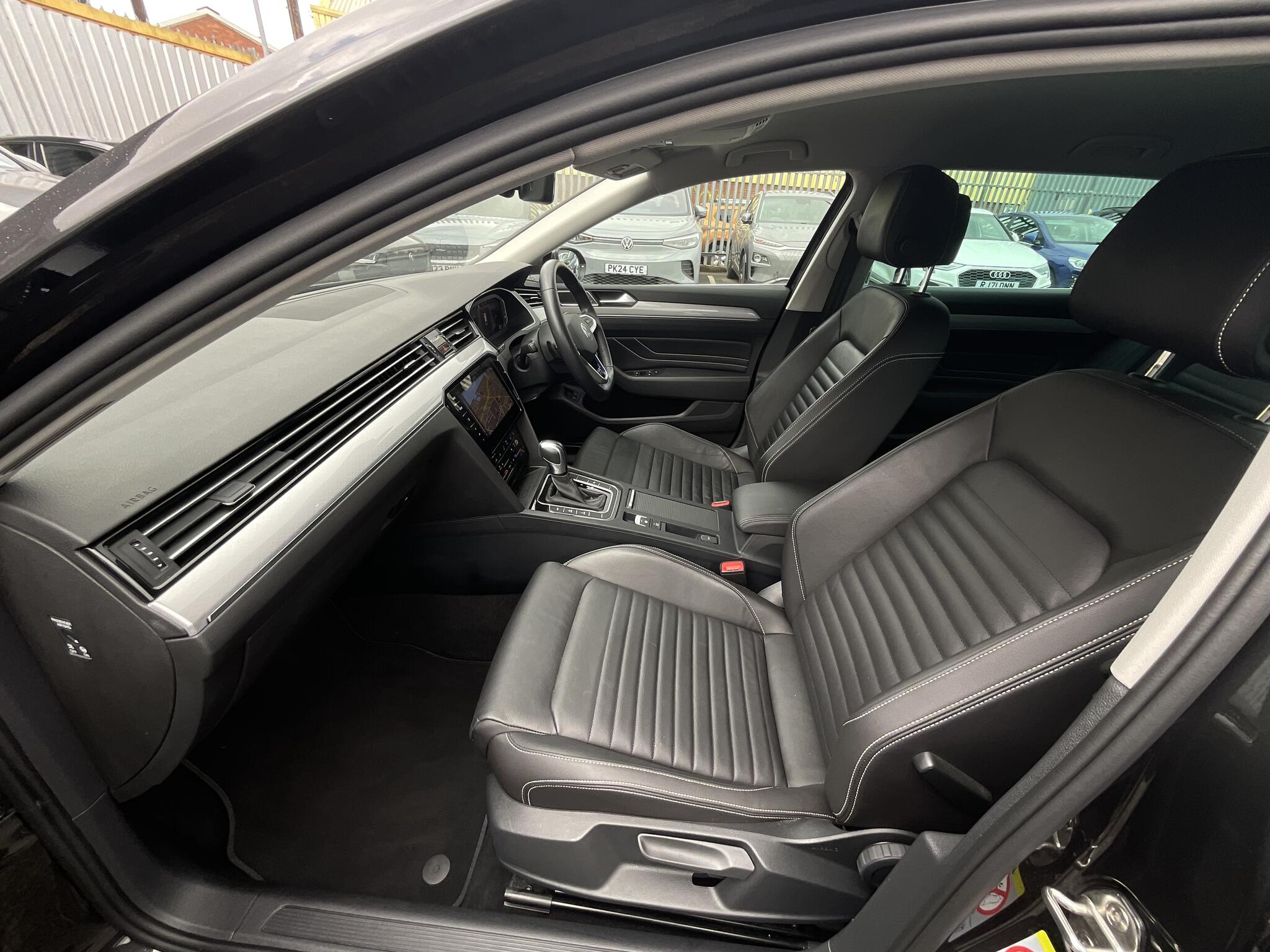 Volkswagen Passat view 22