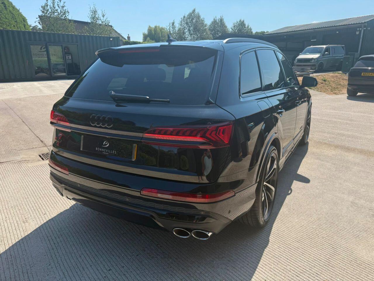 Audi SQ7 view 13