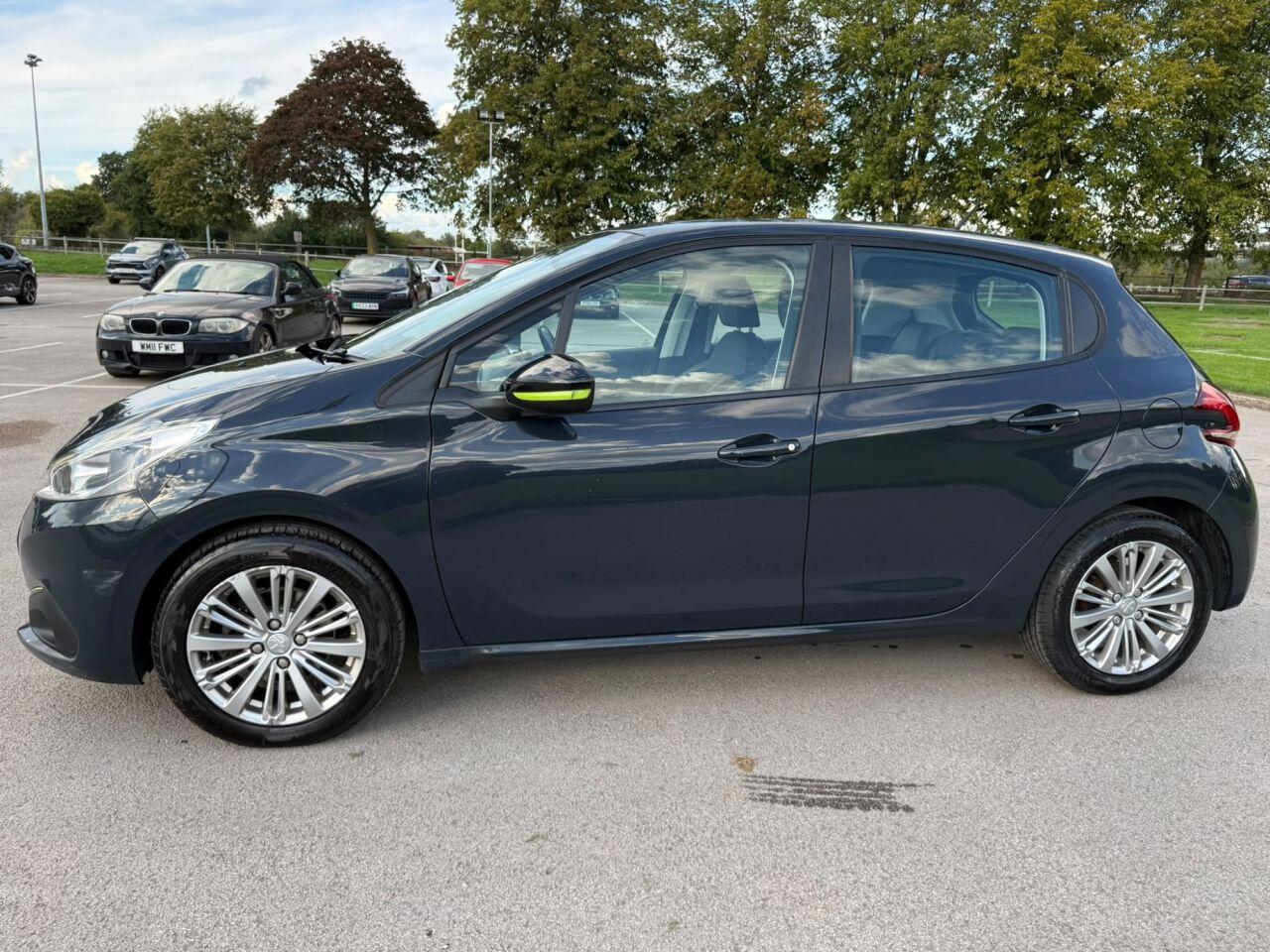 Peugeot 208 view 11