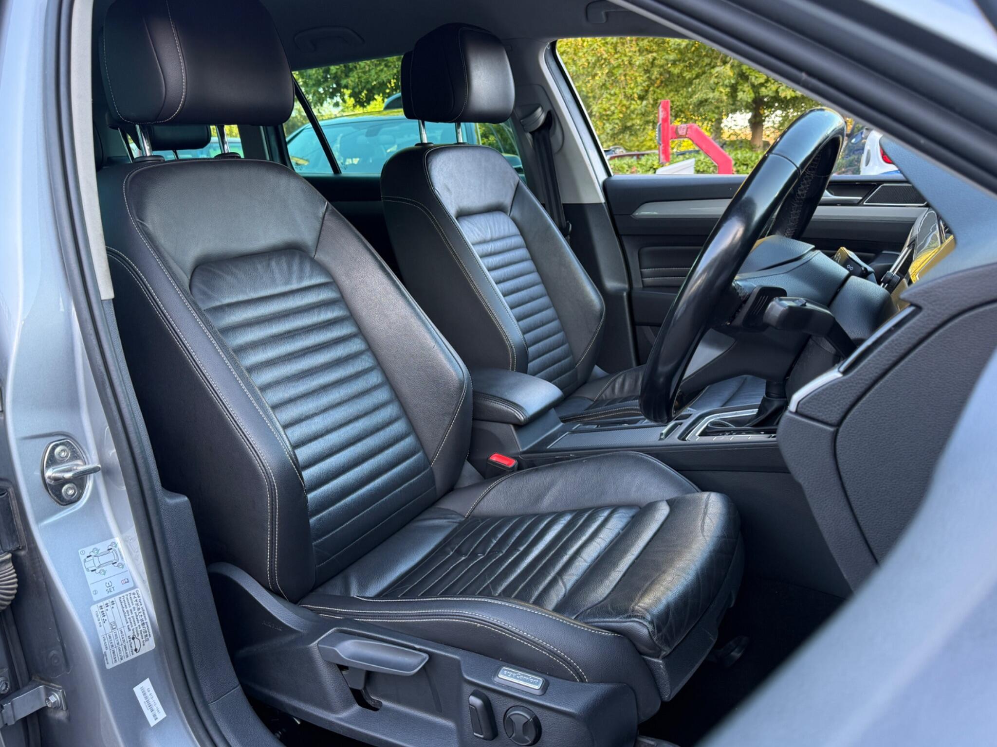 Volkswagen Passat - Image 34