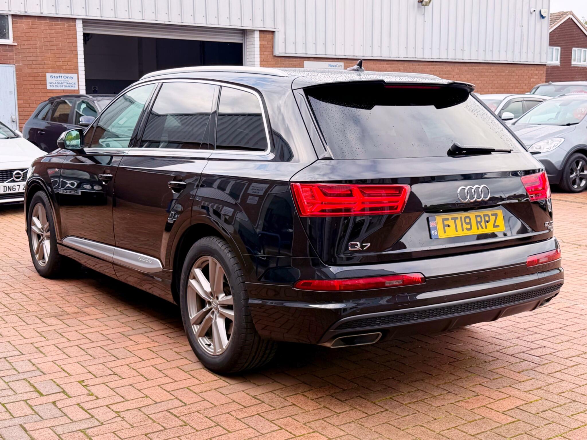 Audi Q7 view 26