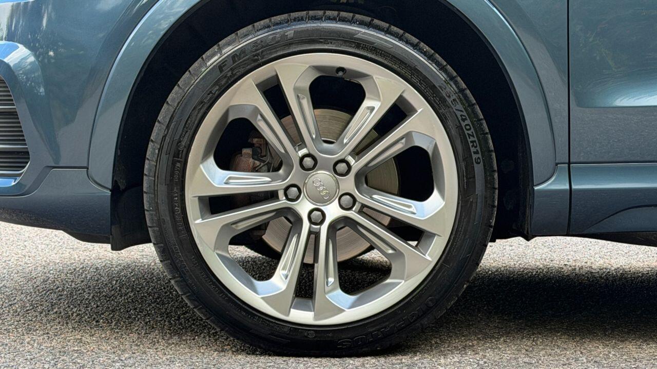 Audi Q3 view 40