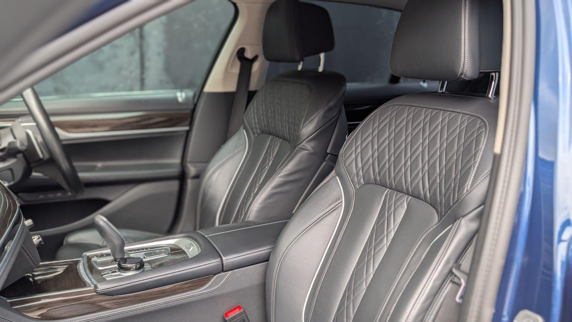 BMW 7 Series view 19