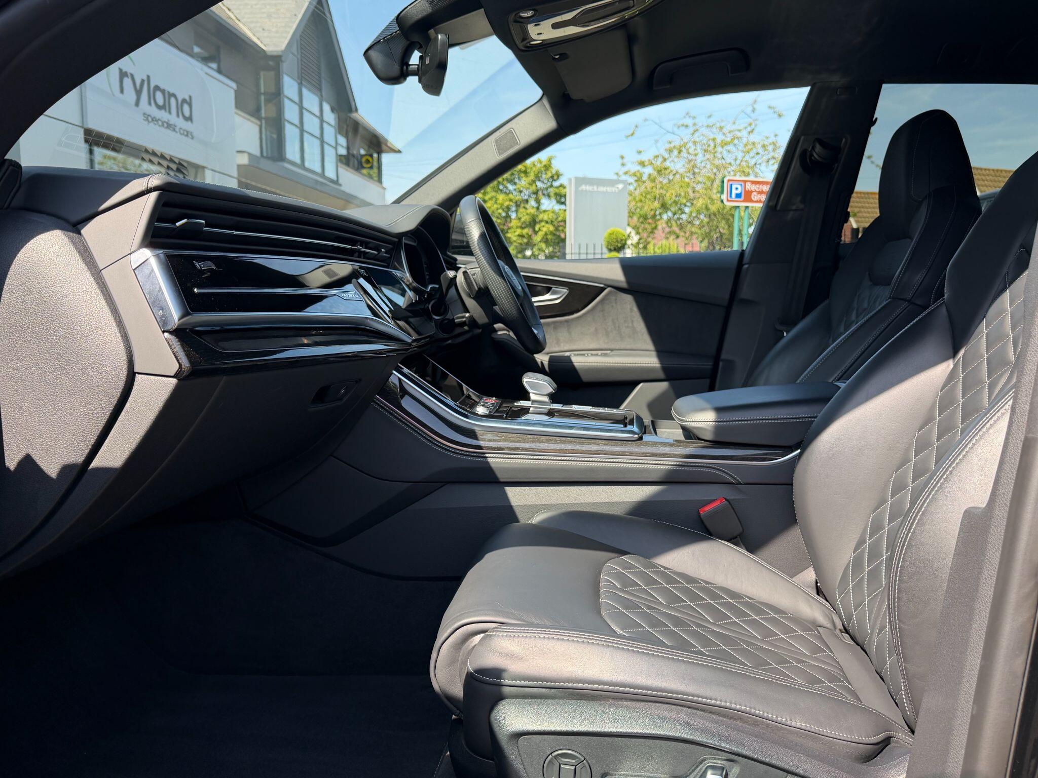 Audi SQ8 view 9