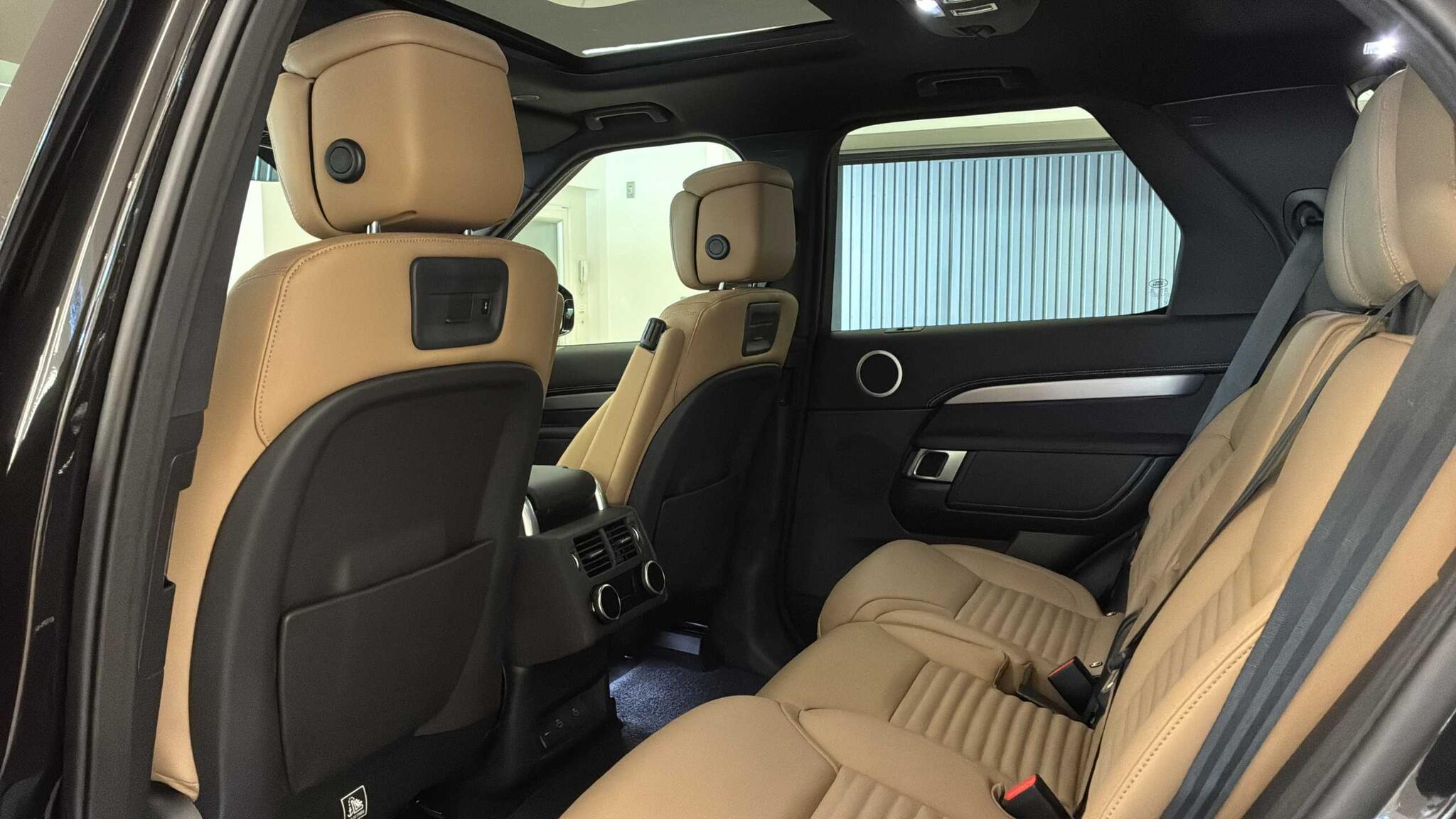Land Rover Discovery view 4