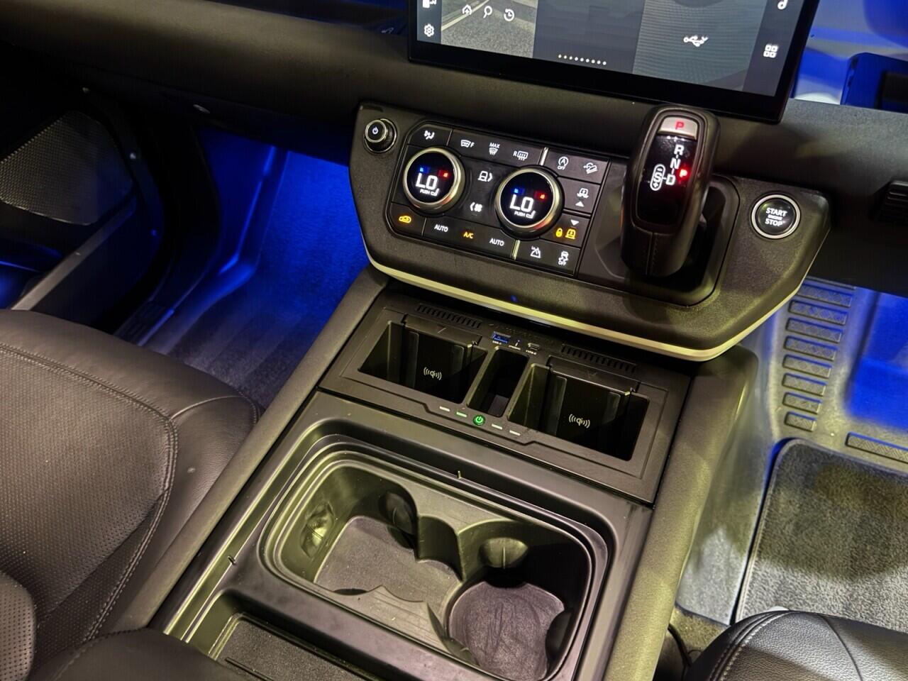 Land Rover Defender 110 view 14