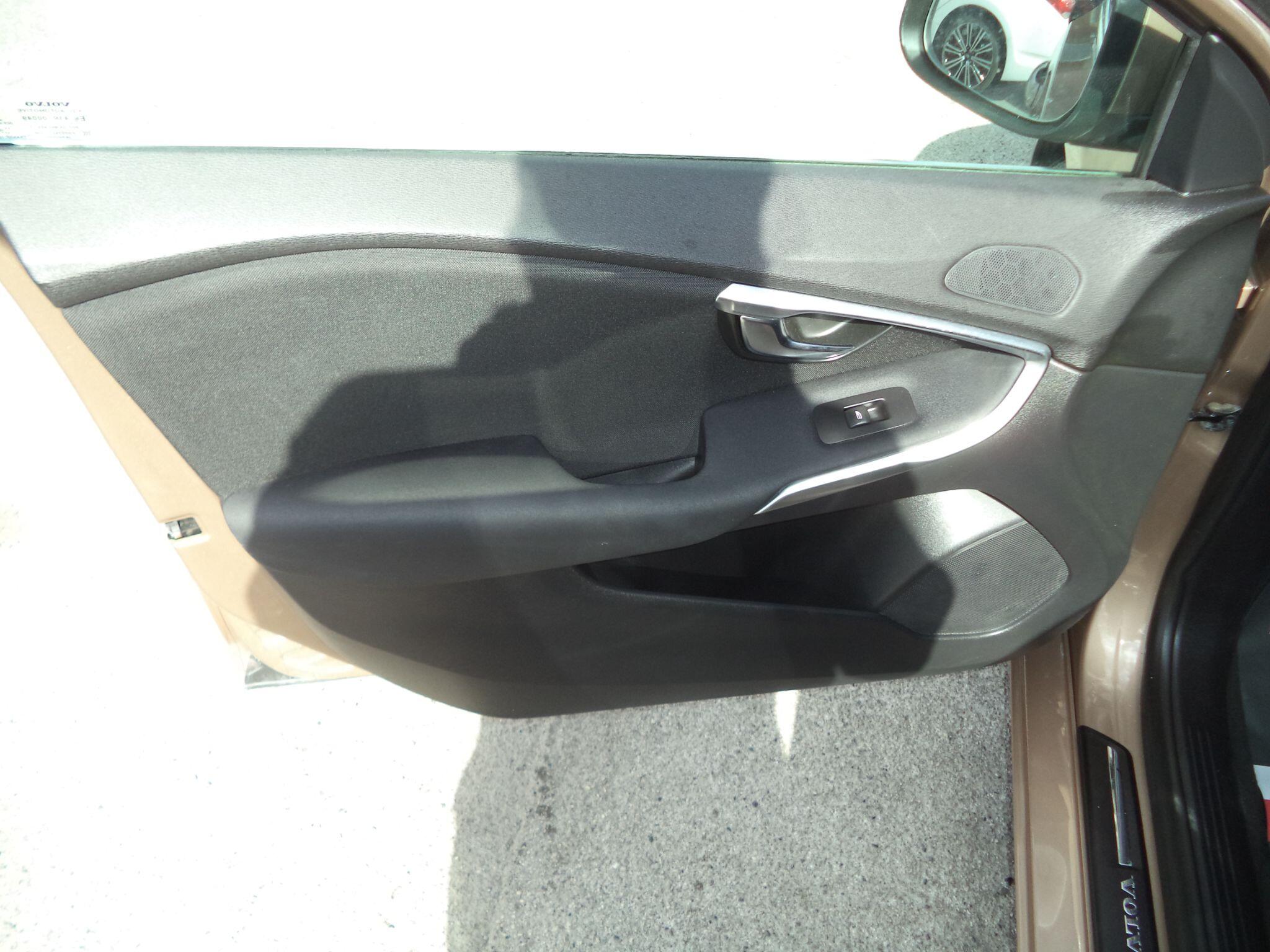 Volvo V40 view 26