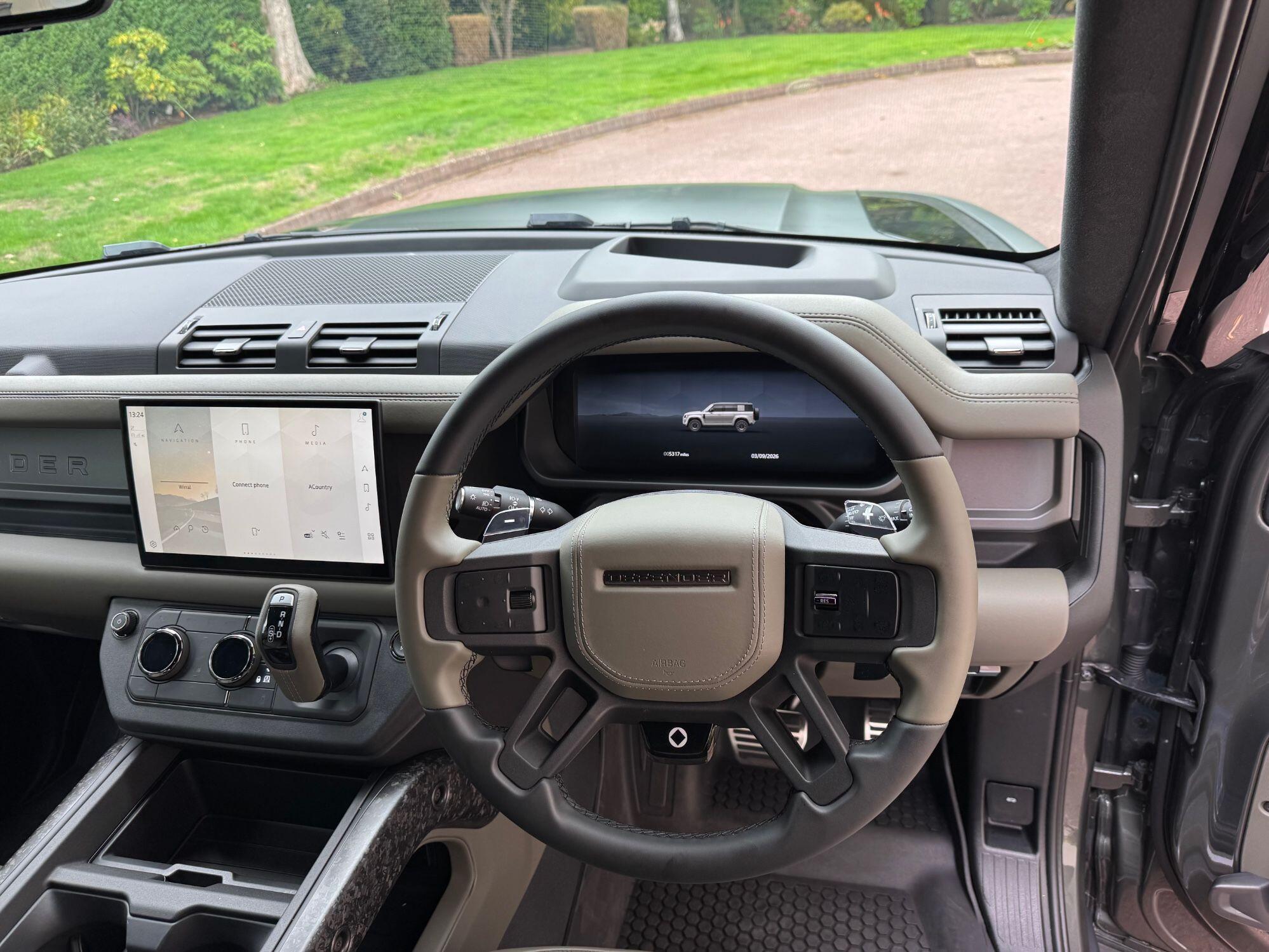 Land Rover Defender 110 view 23