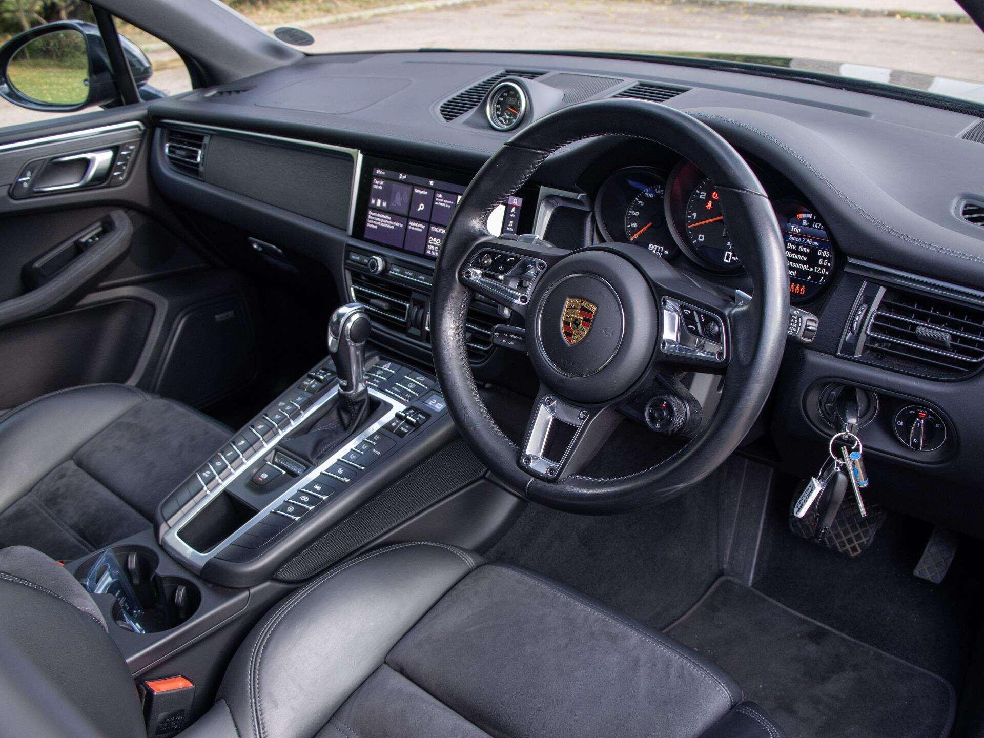 Porsche Macan view 13