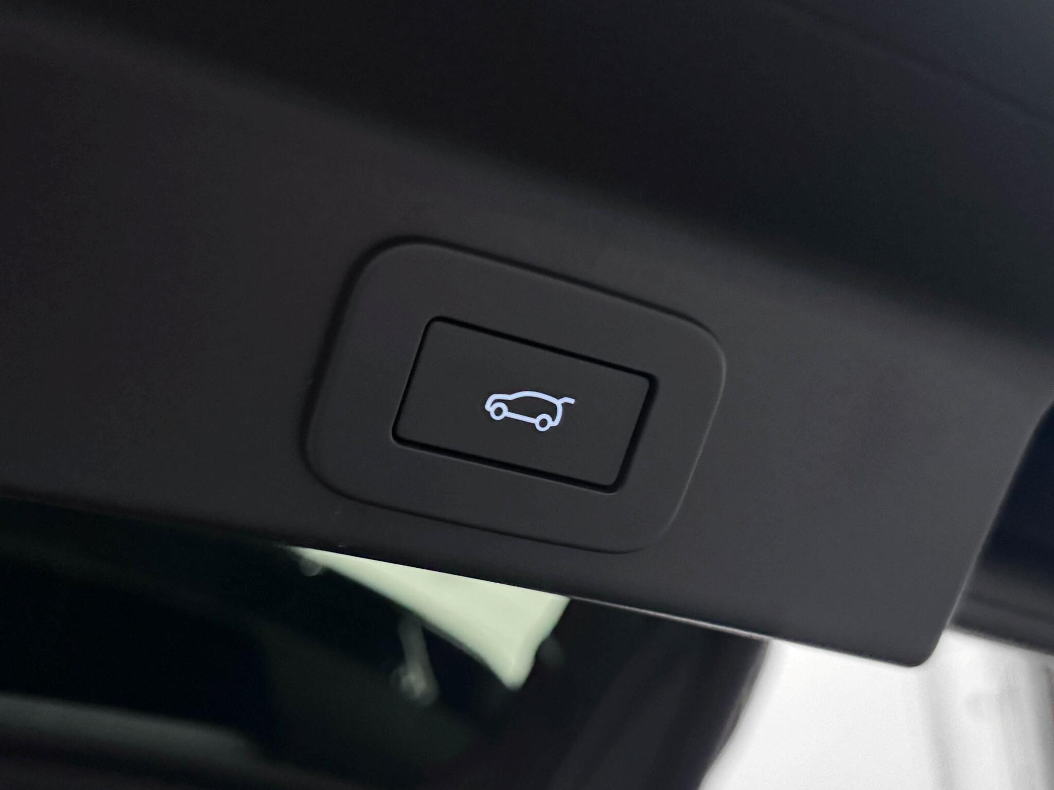 Jaguar F-Pace view 8