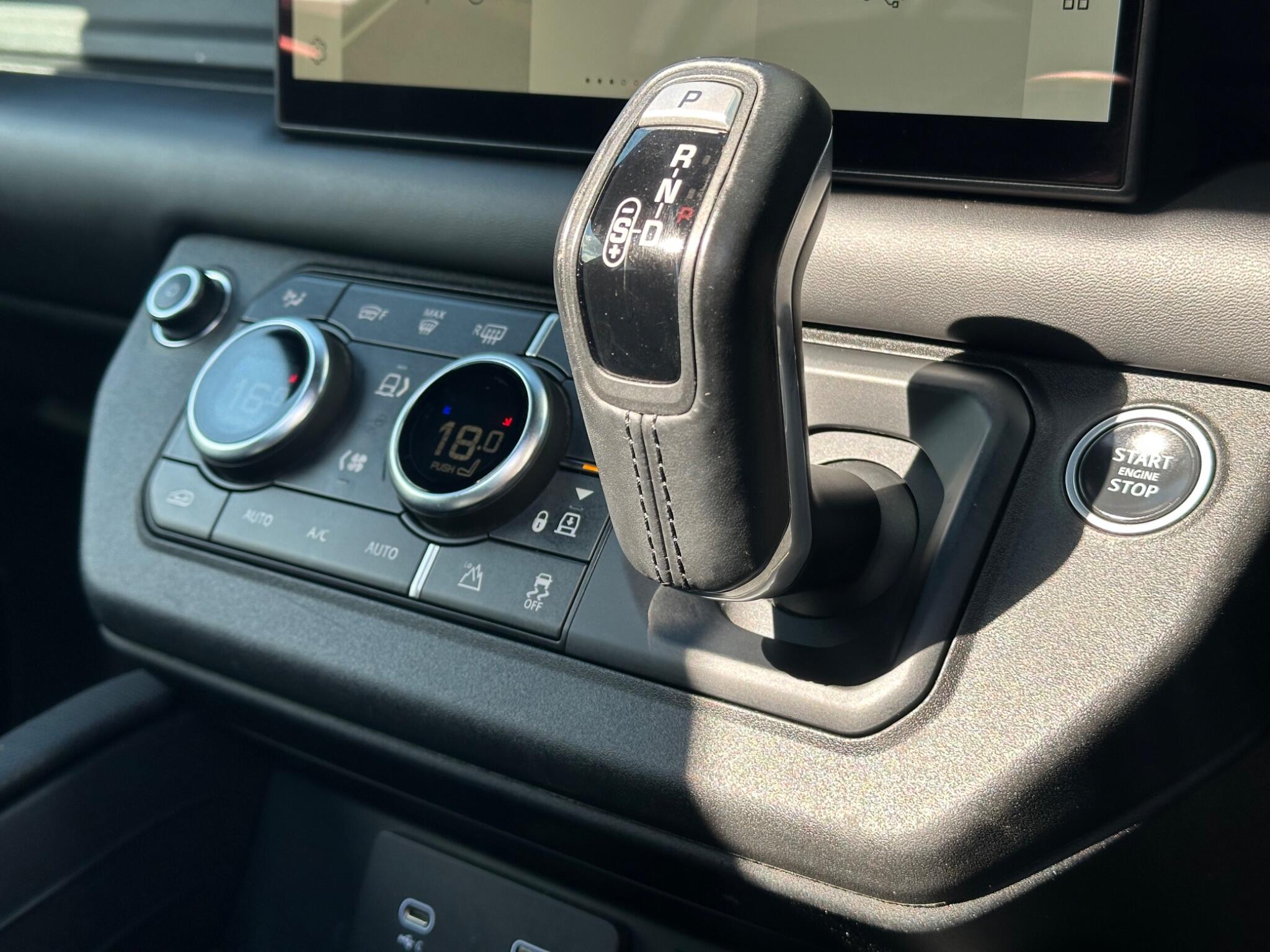 Land Rover Defender 110 view 10