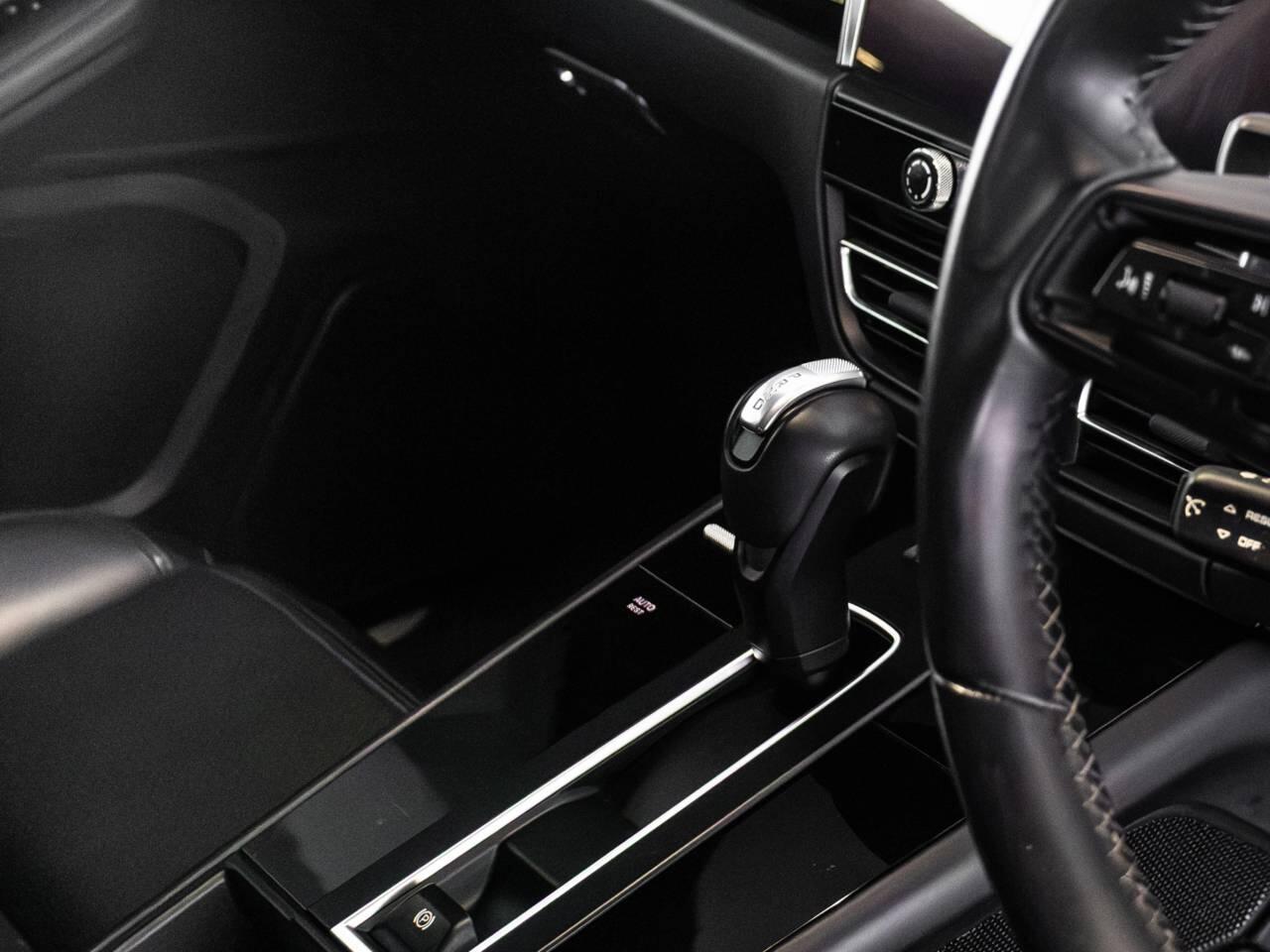 Porsche Macan view 14