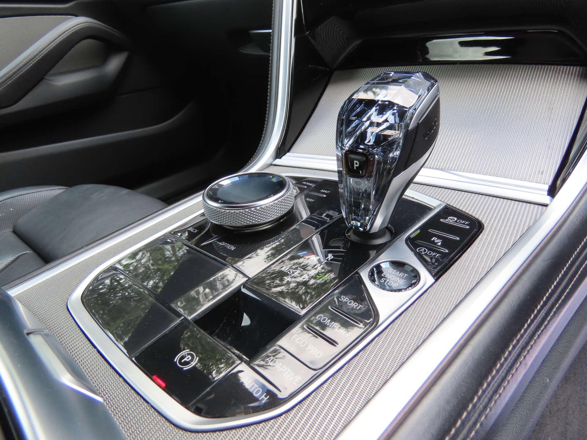 BMW 8 Series view 13