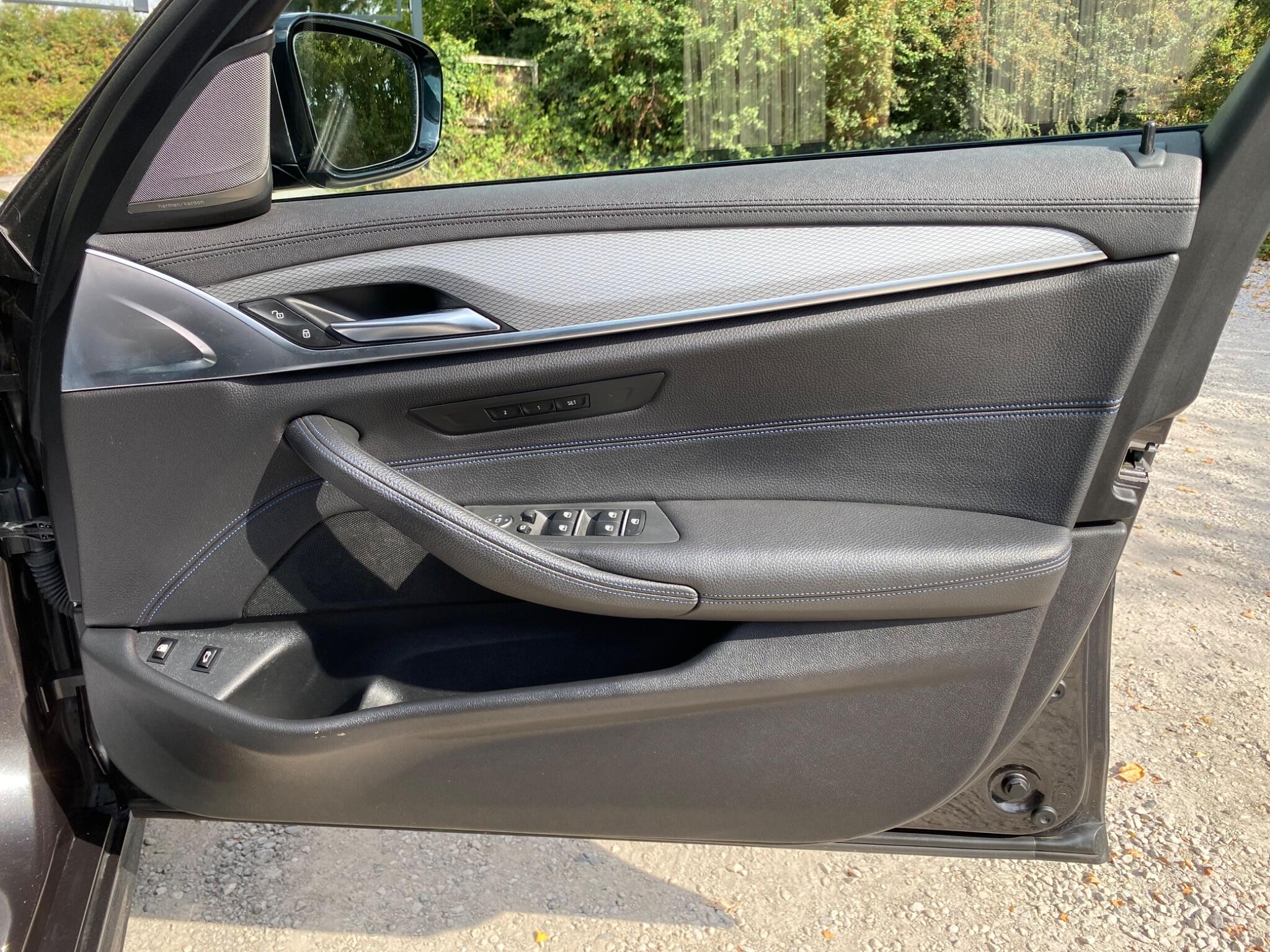 BMW 5 Series view 21