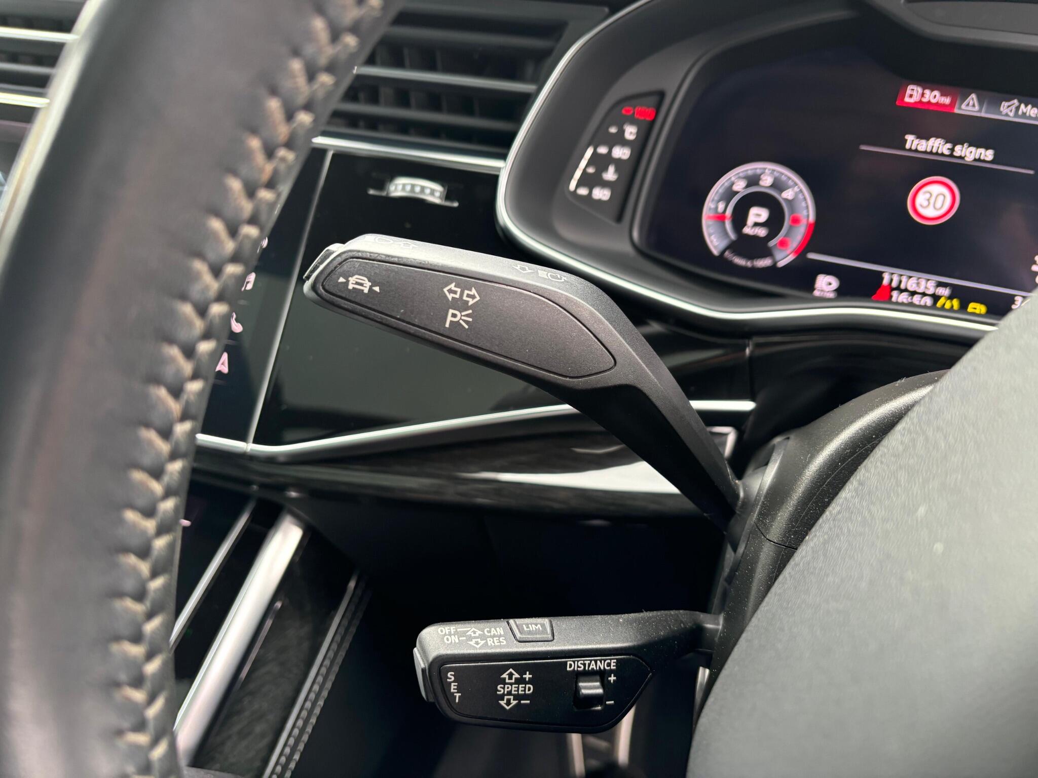 Audi Q8 view 32