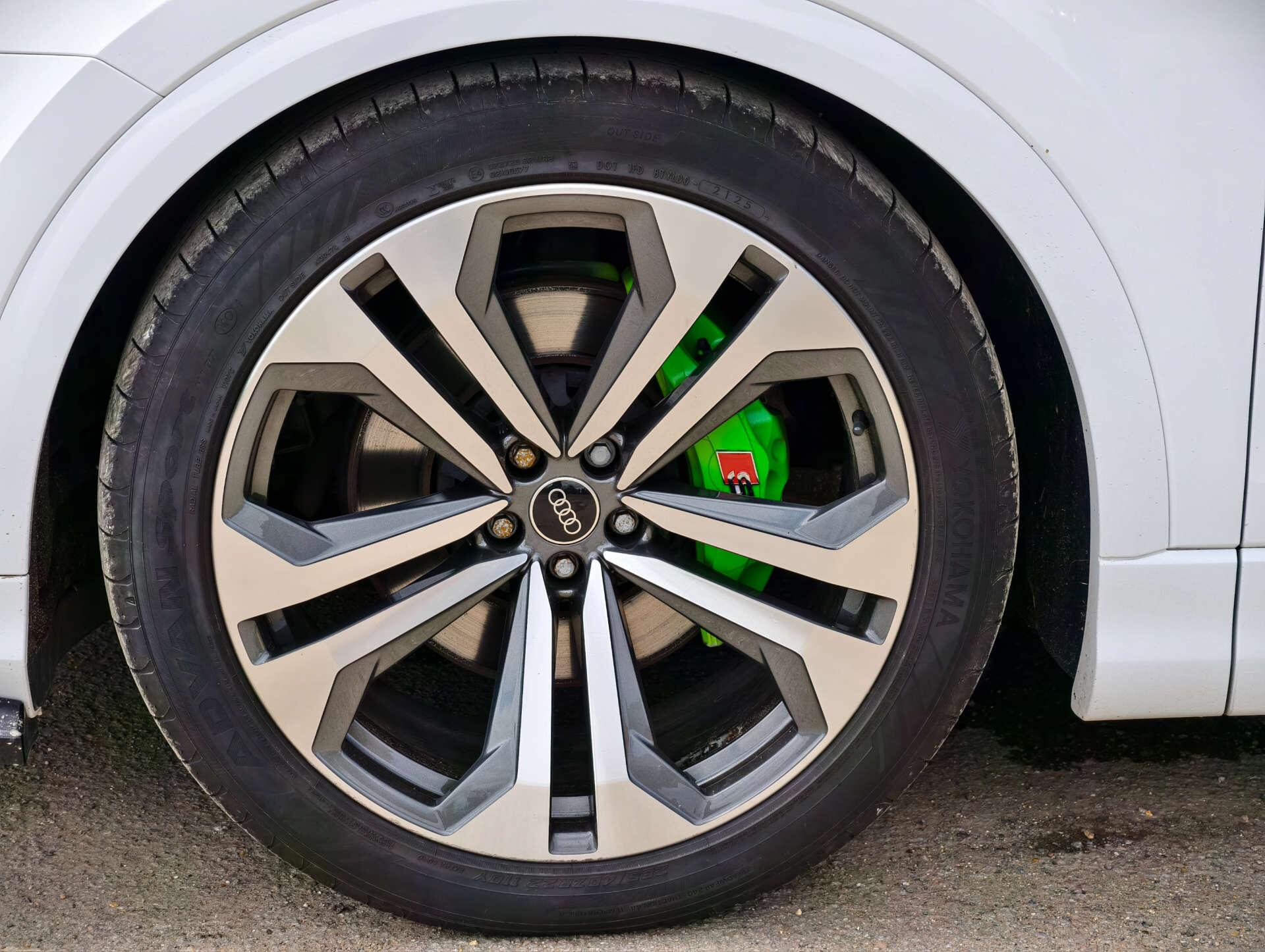 Audi Q8 view 26