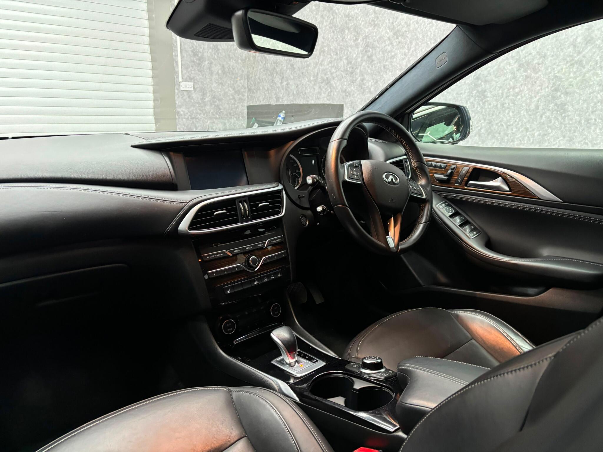 Infiniti Q30 view 8