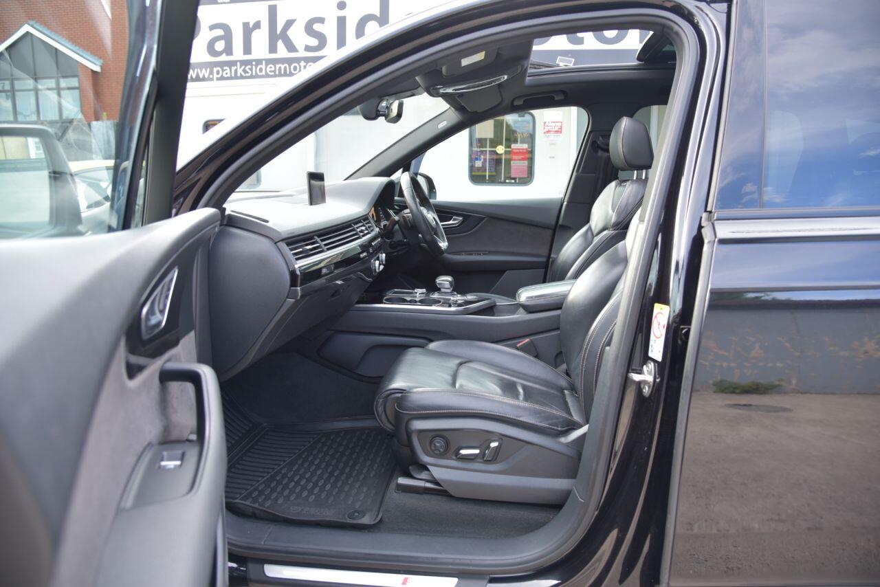 Audi Q7 view 24