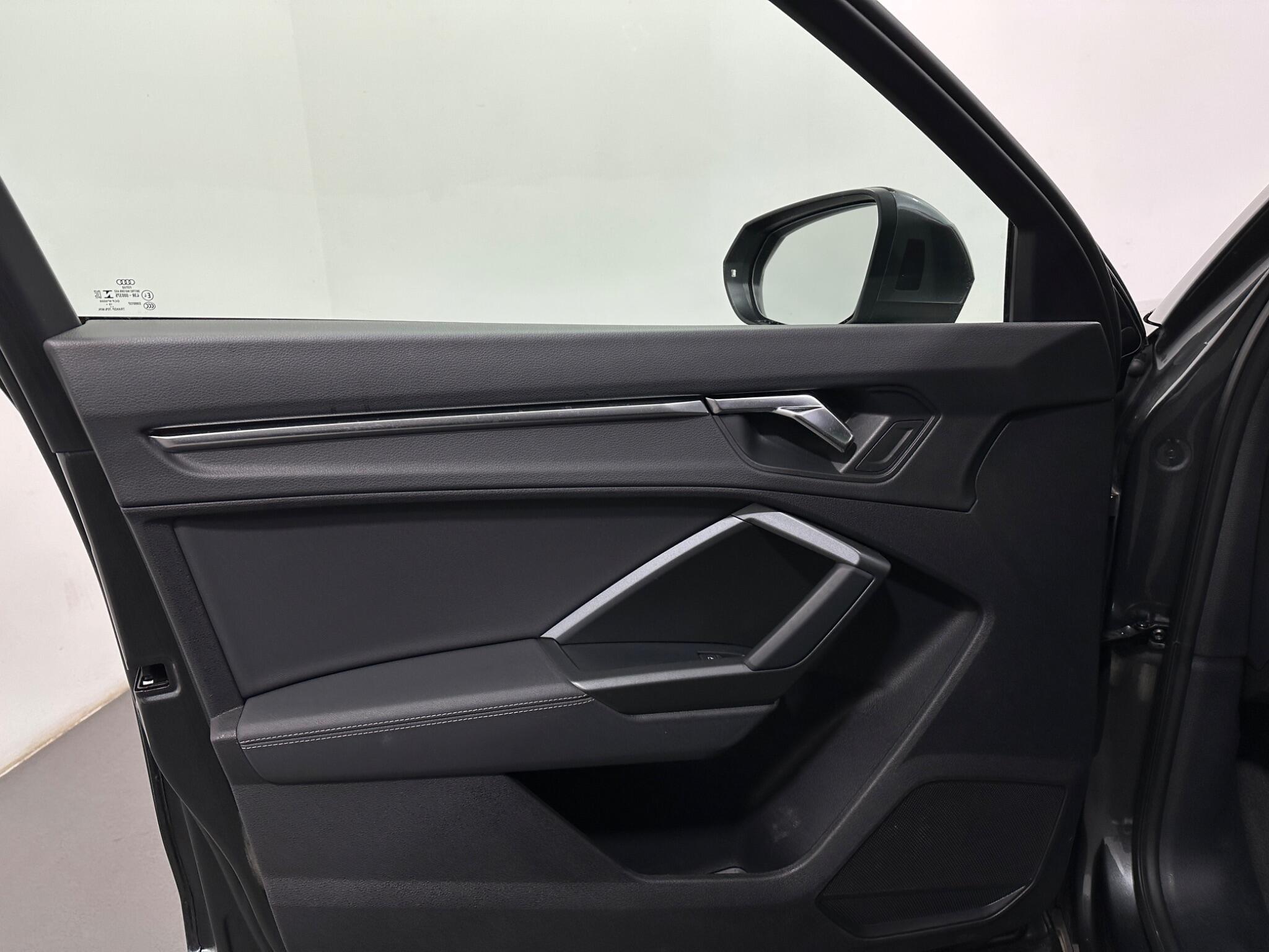 Audi Q3 view 36