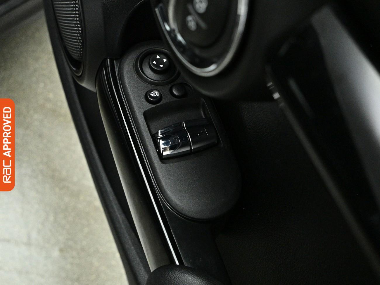 Mini Hatch view 25