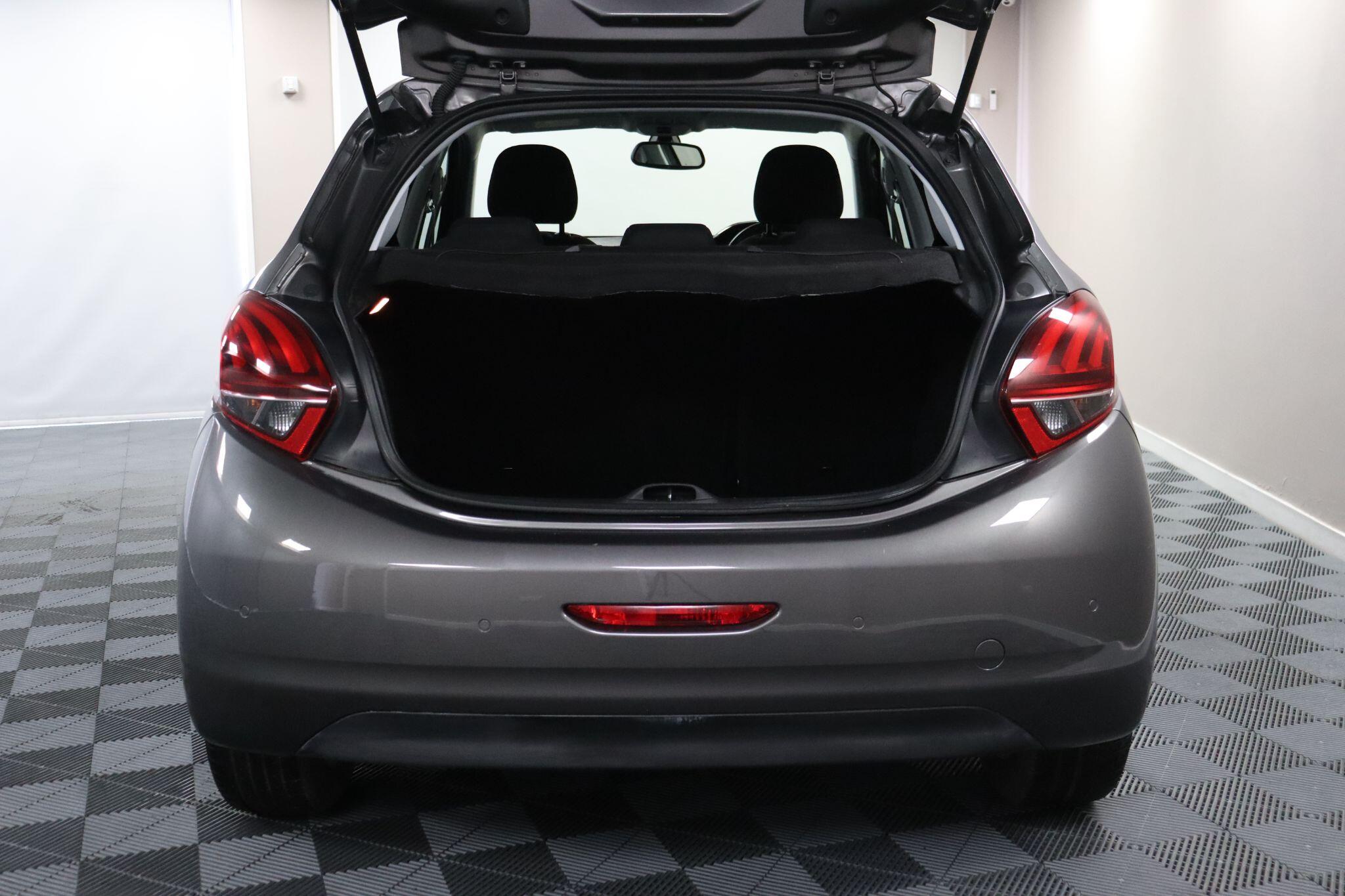Peugeot 208 view 14