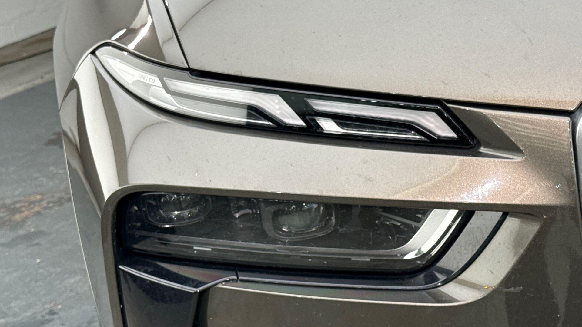 BMW X7 view 24