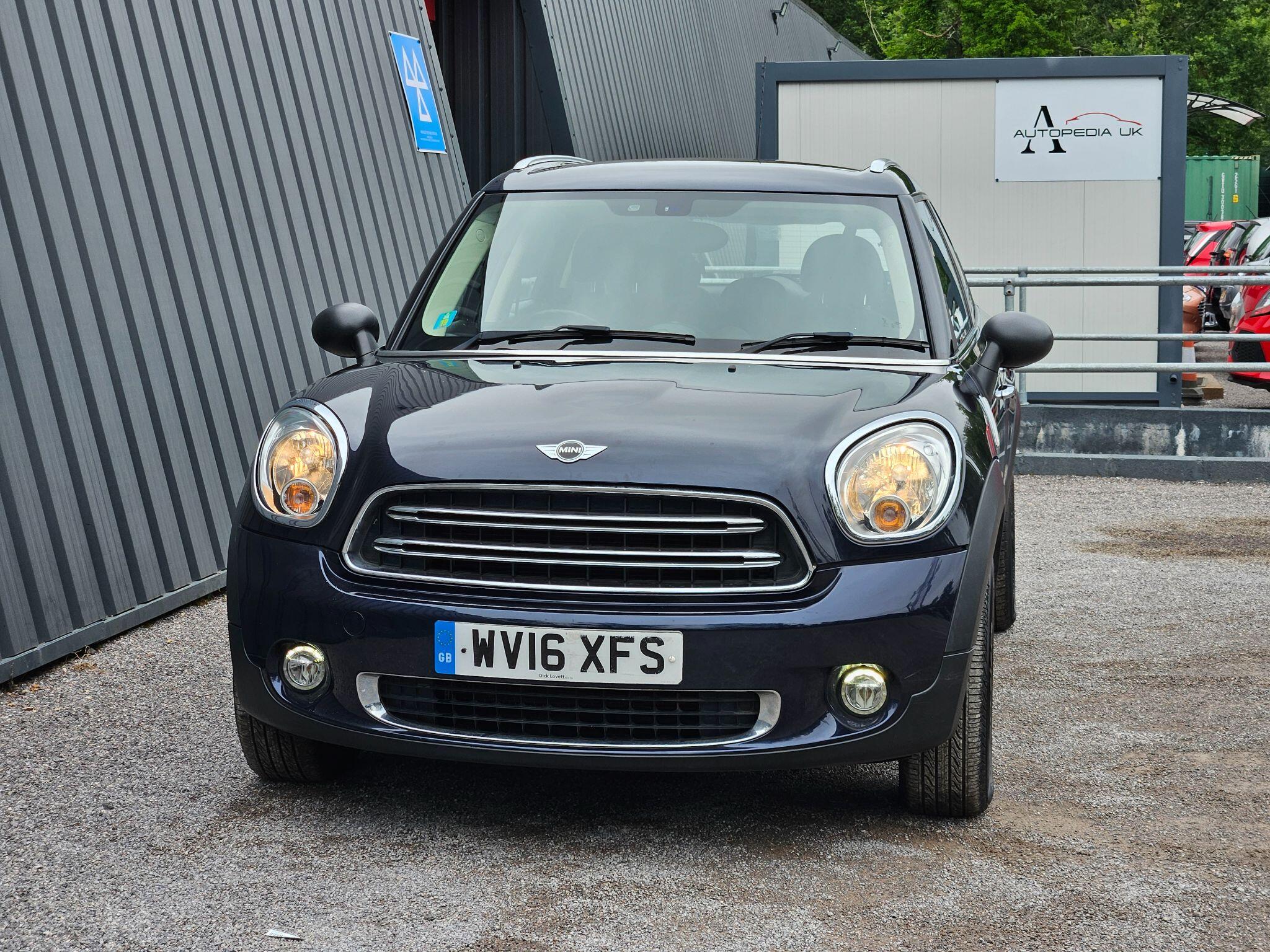 2016 MINI Countryman image 11
