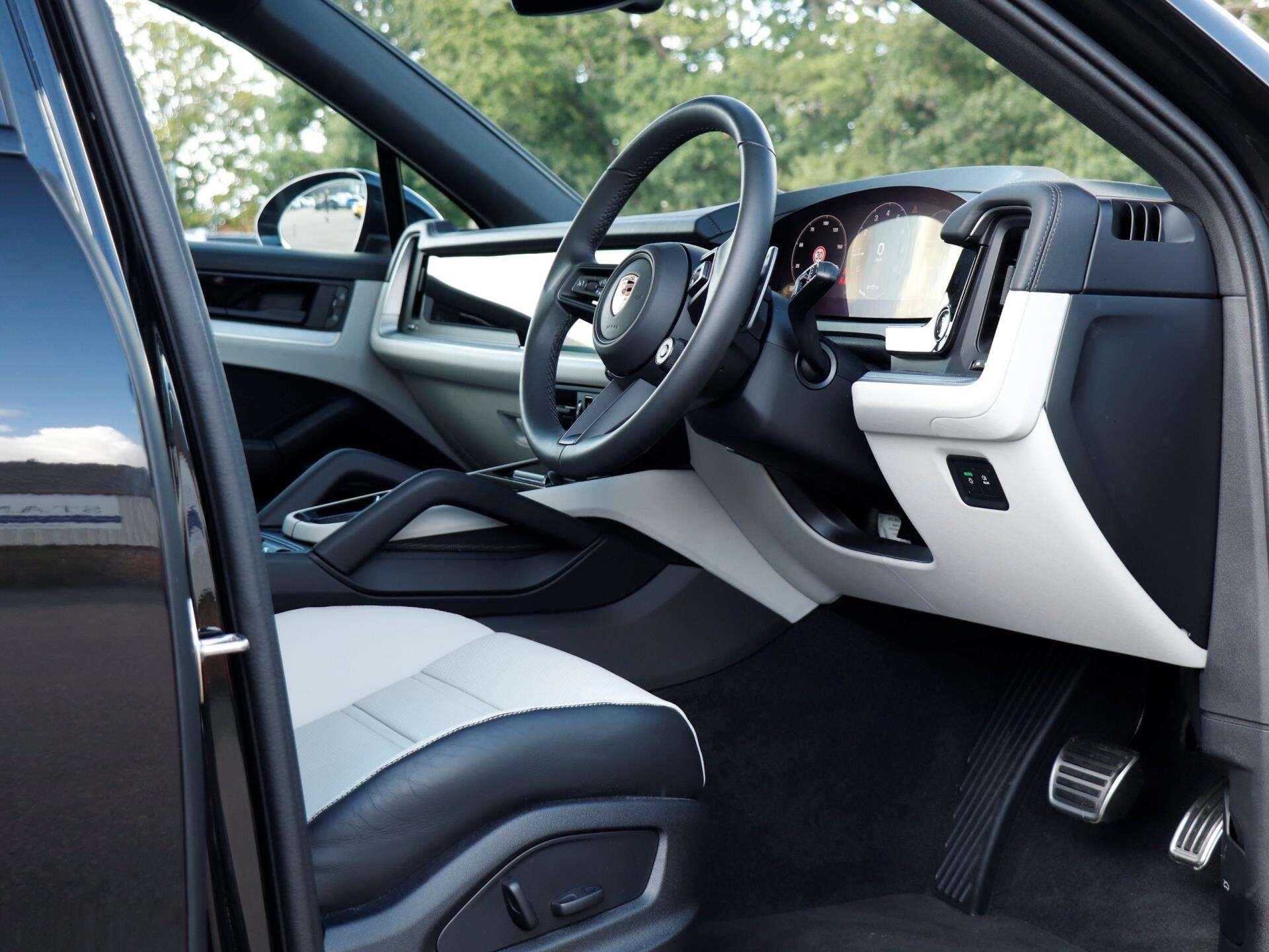 Porsche Cayenne view 11