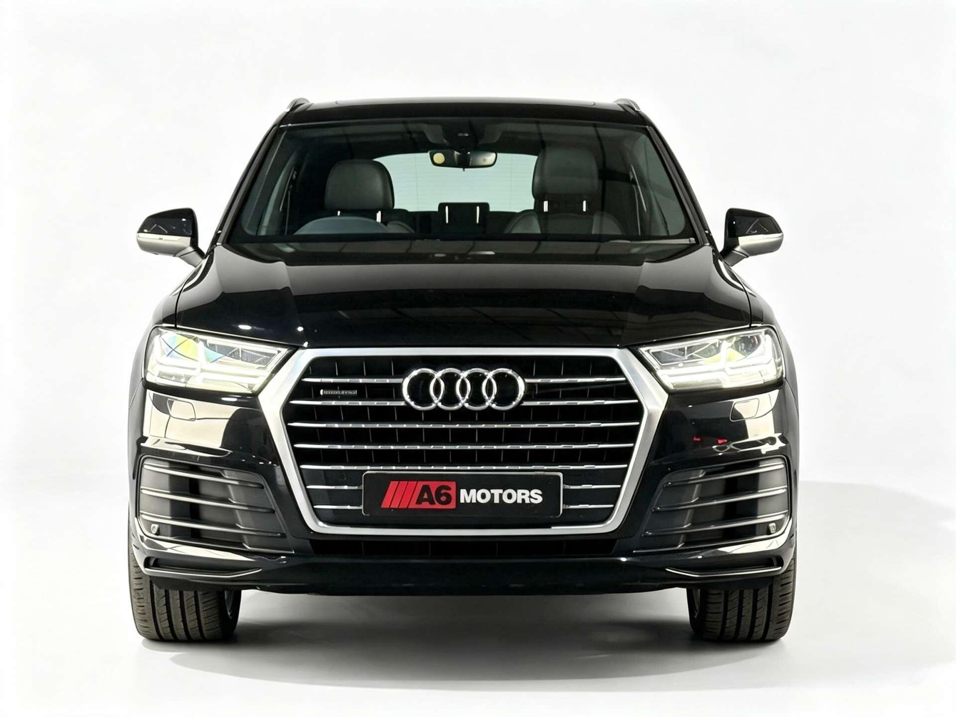 Audi Q7 view 5