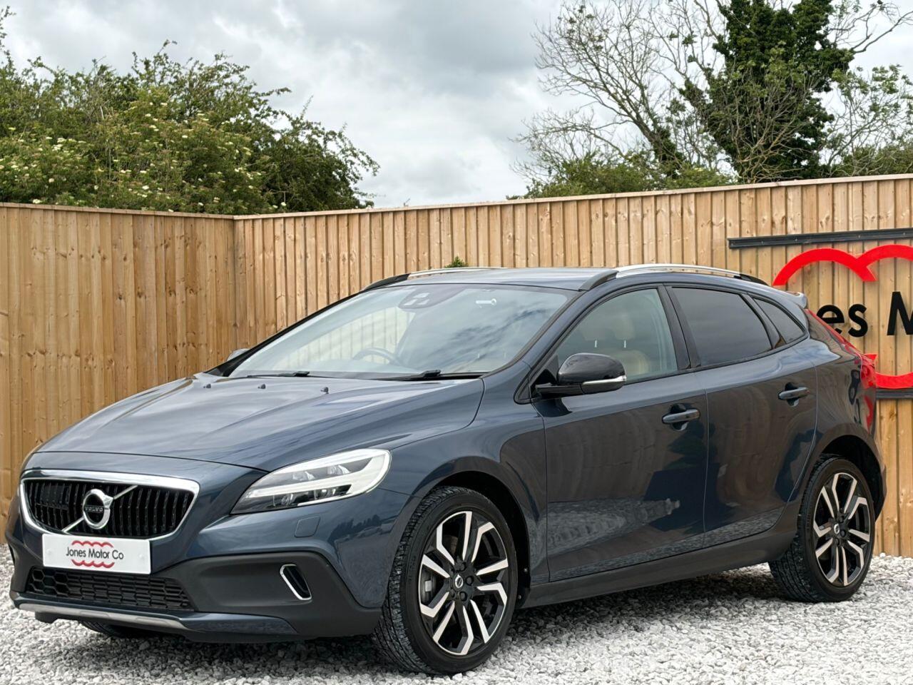 Volvo V40 Cross Country view 3