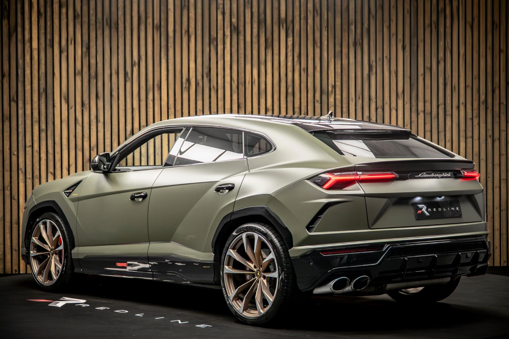 Lamborghini Urus view 3