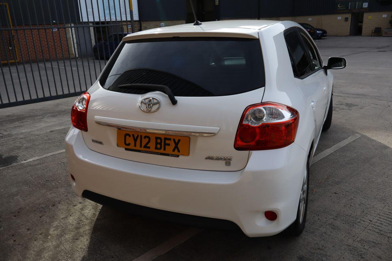 Toyota Auris view 3