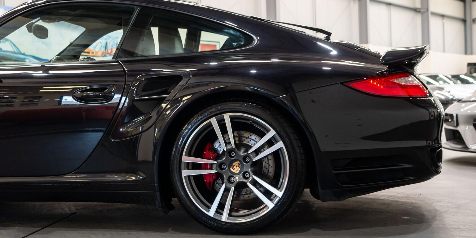 Porsche 911 view 8