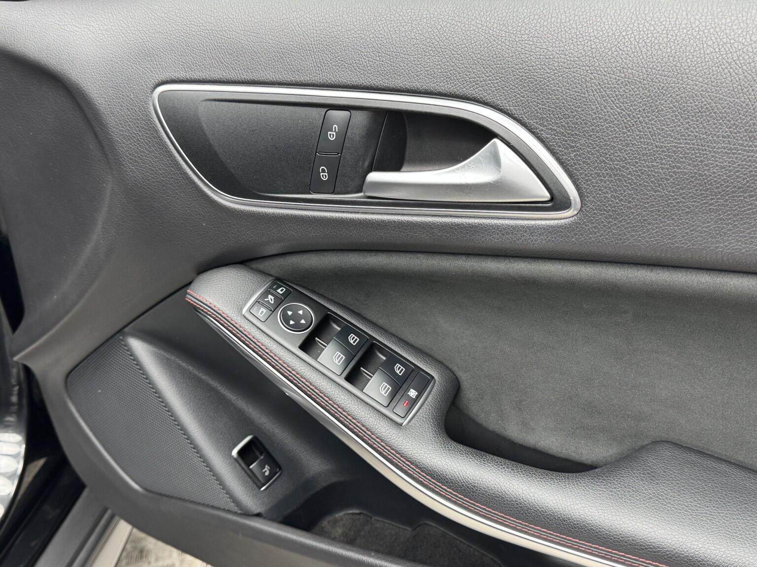 Mercedes-Benz GLA view 35