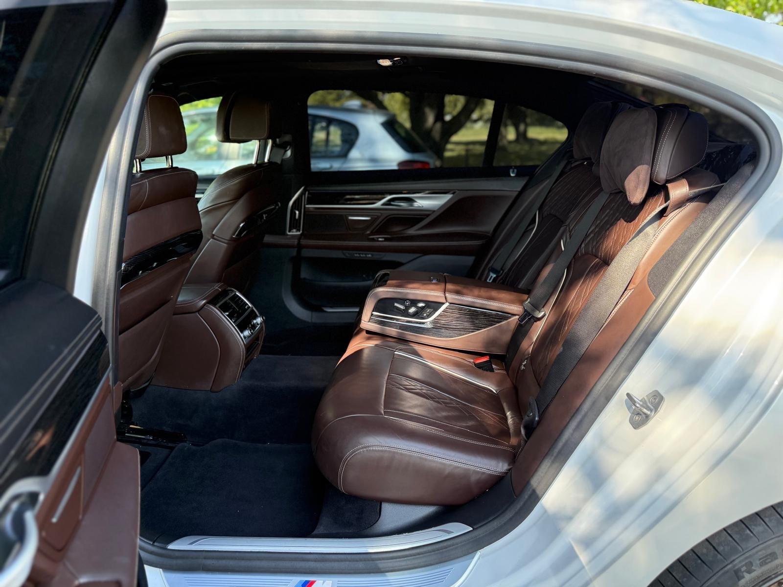 BMW 7 Series view 33