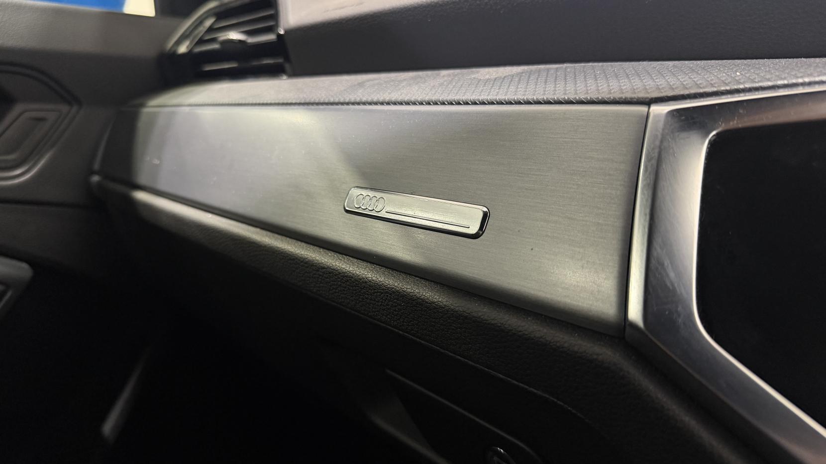 Audi Q3 view 24