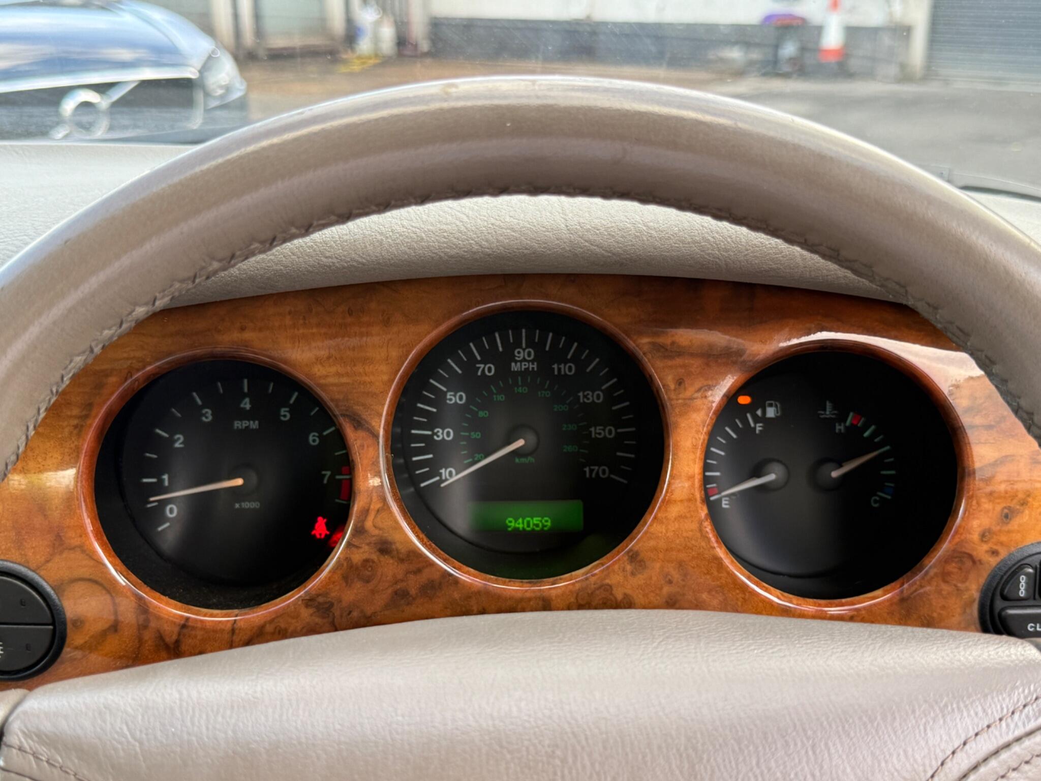 Jaguar XJ - Image 41