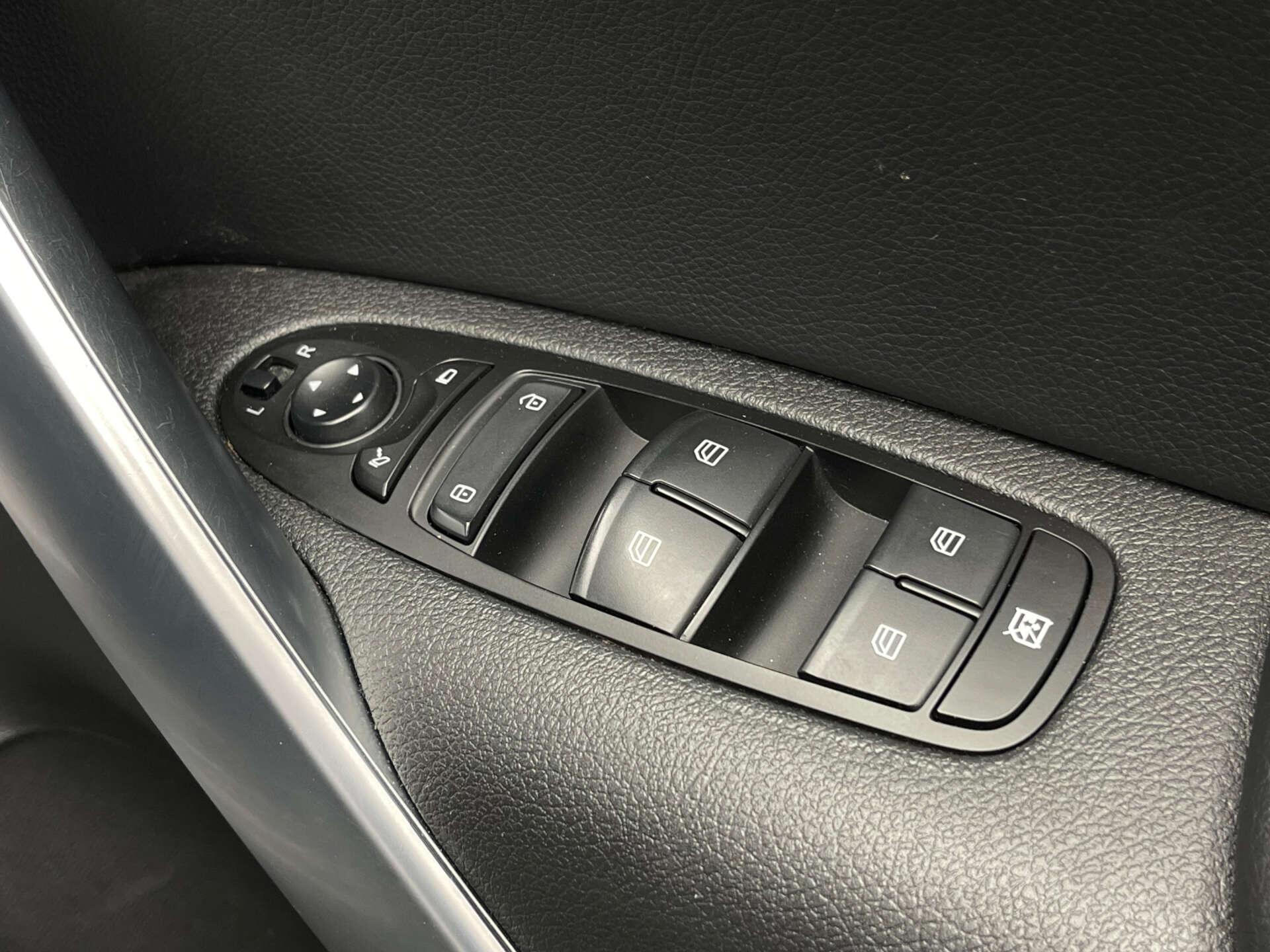 Mercedes-Benz X Class view 22