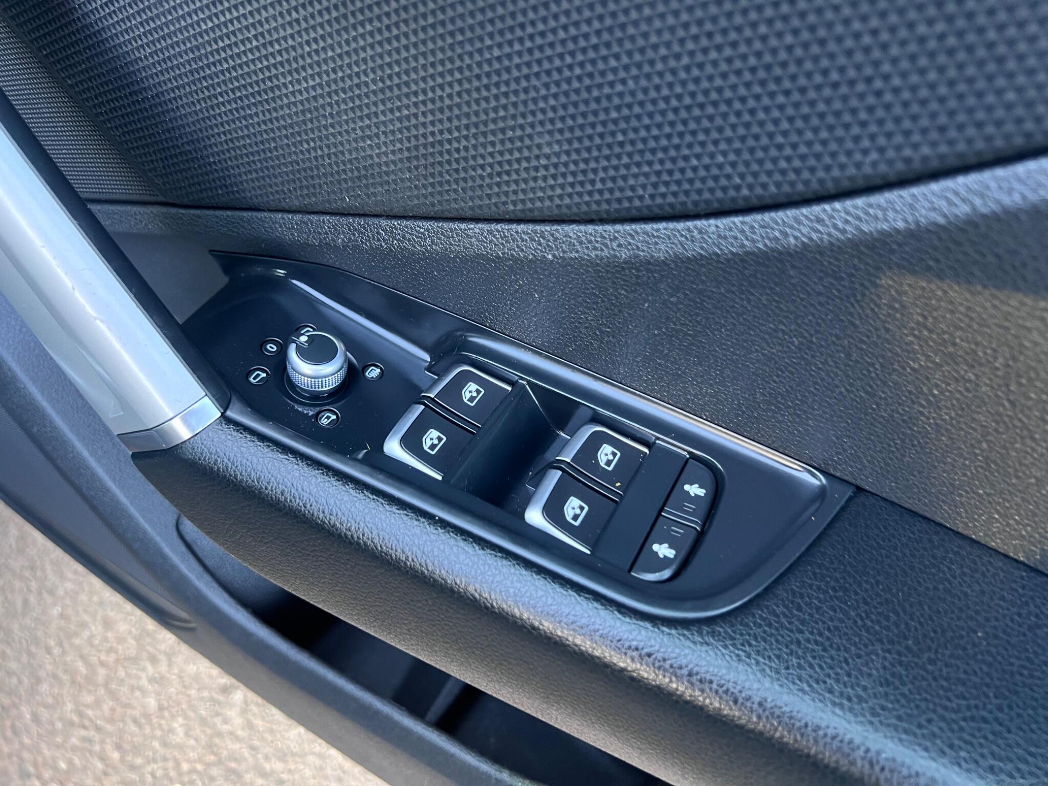 Audi Q2 view 28