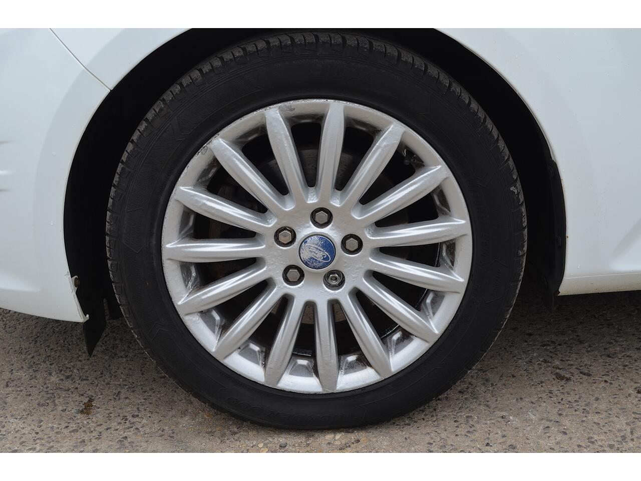 Ford Mondeo view 23