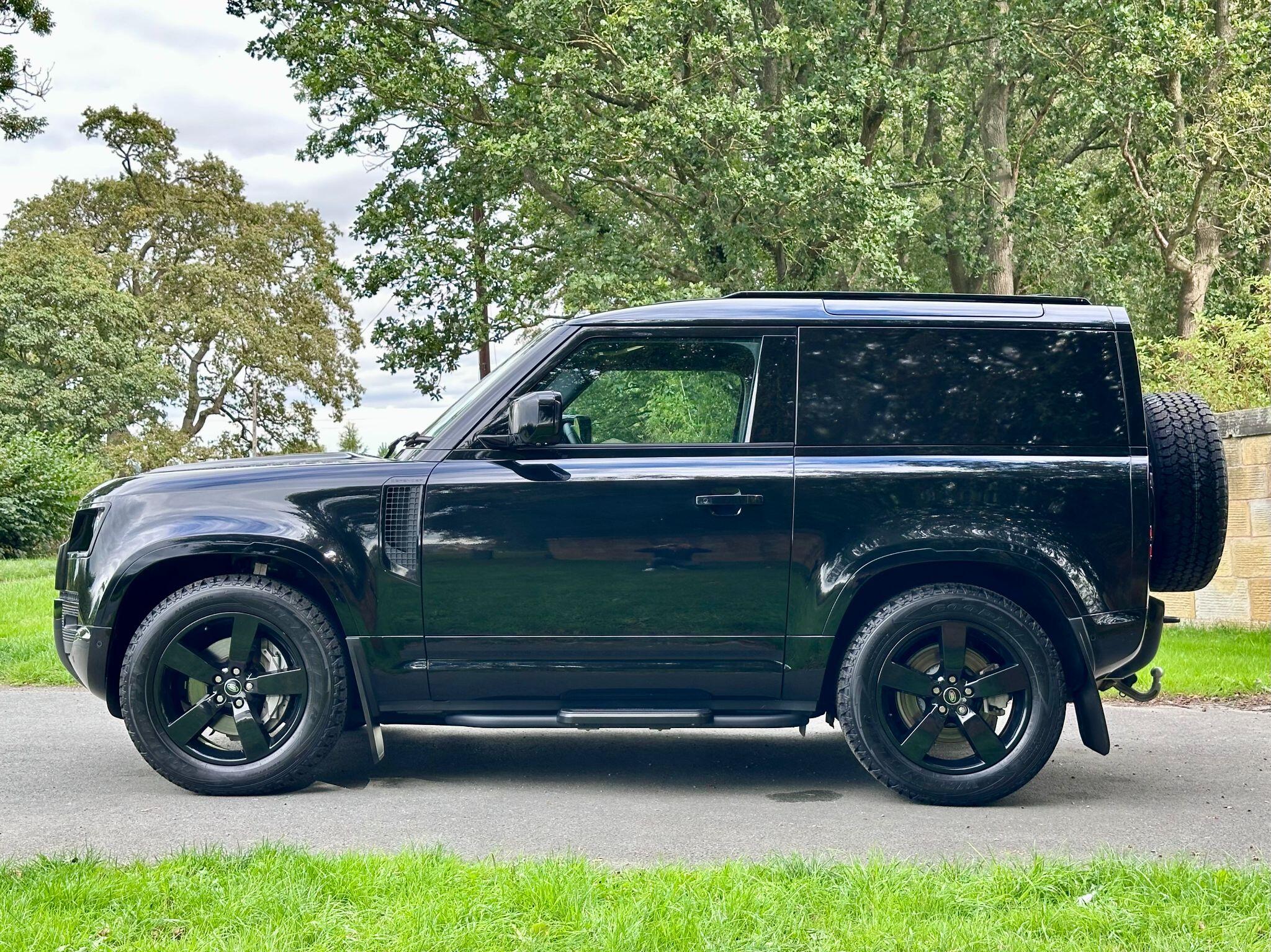 Land Rover Defender 90 view 4