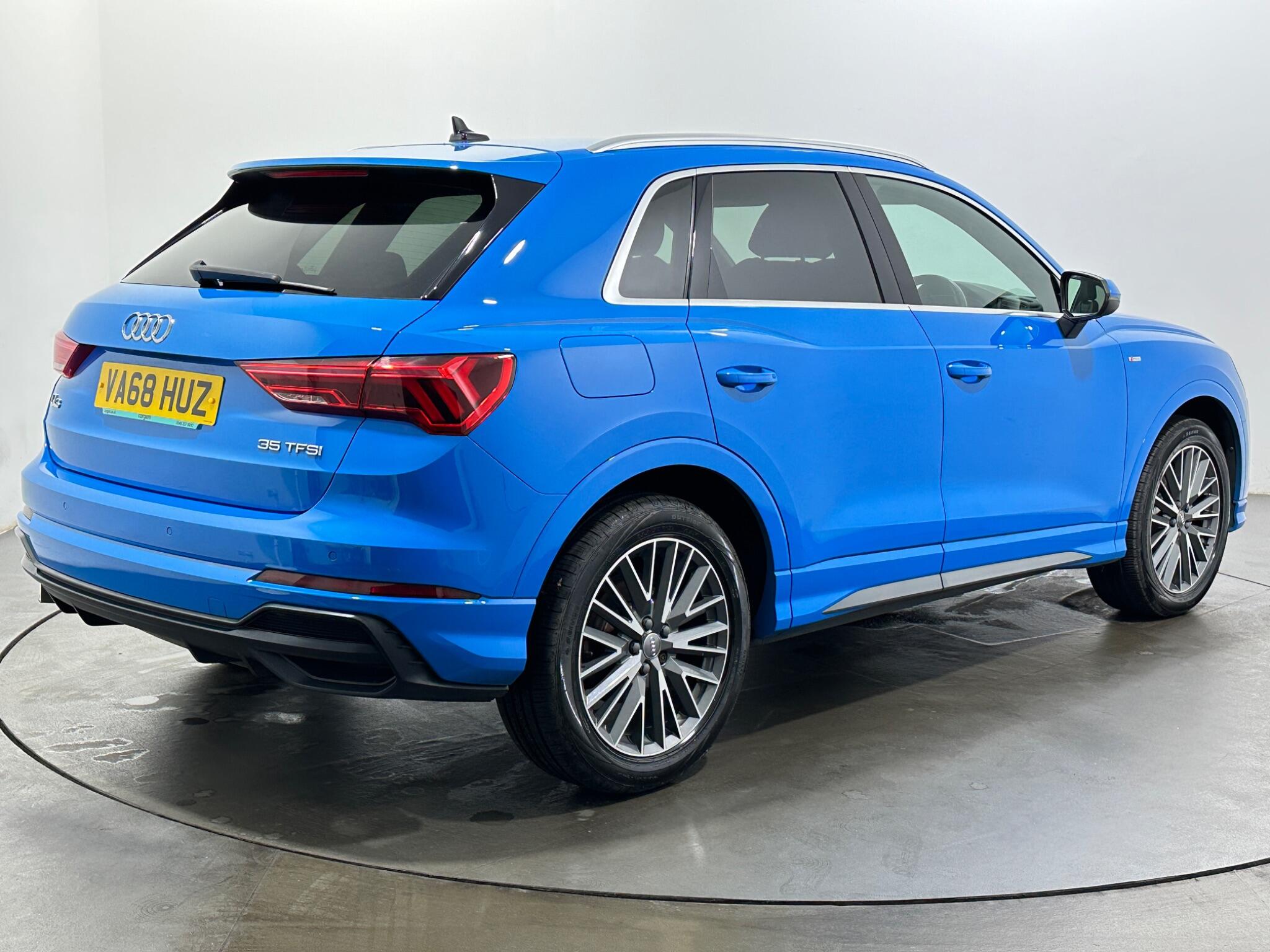 Audi Q3 view 8
