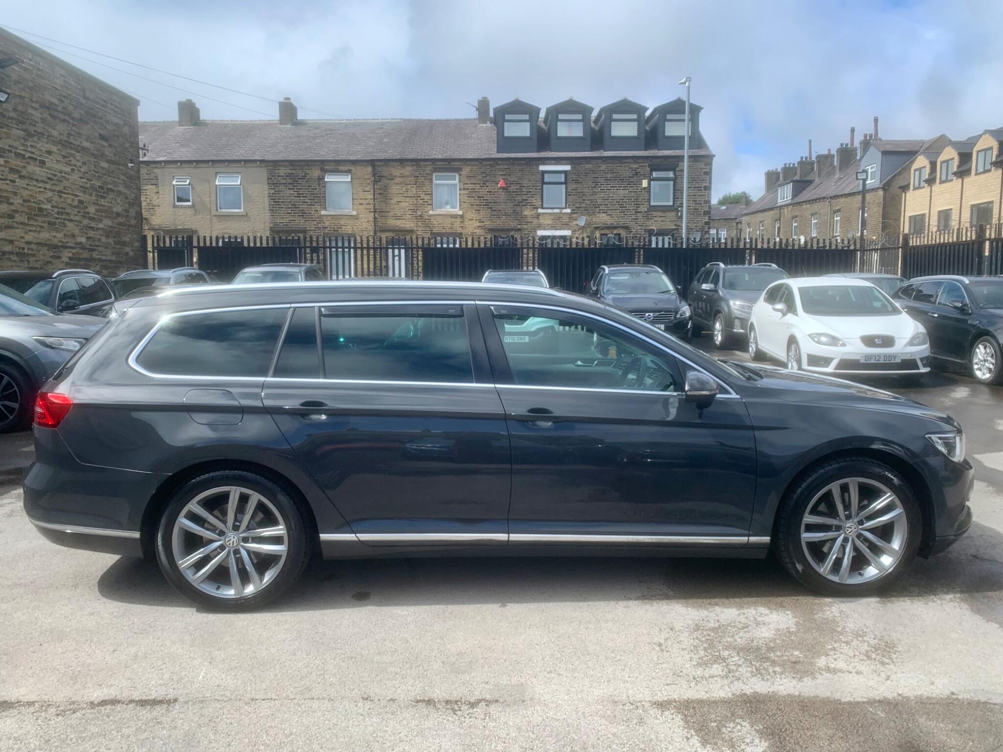Volkswagen Passat view 4