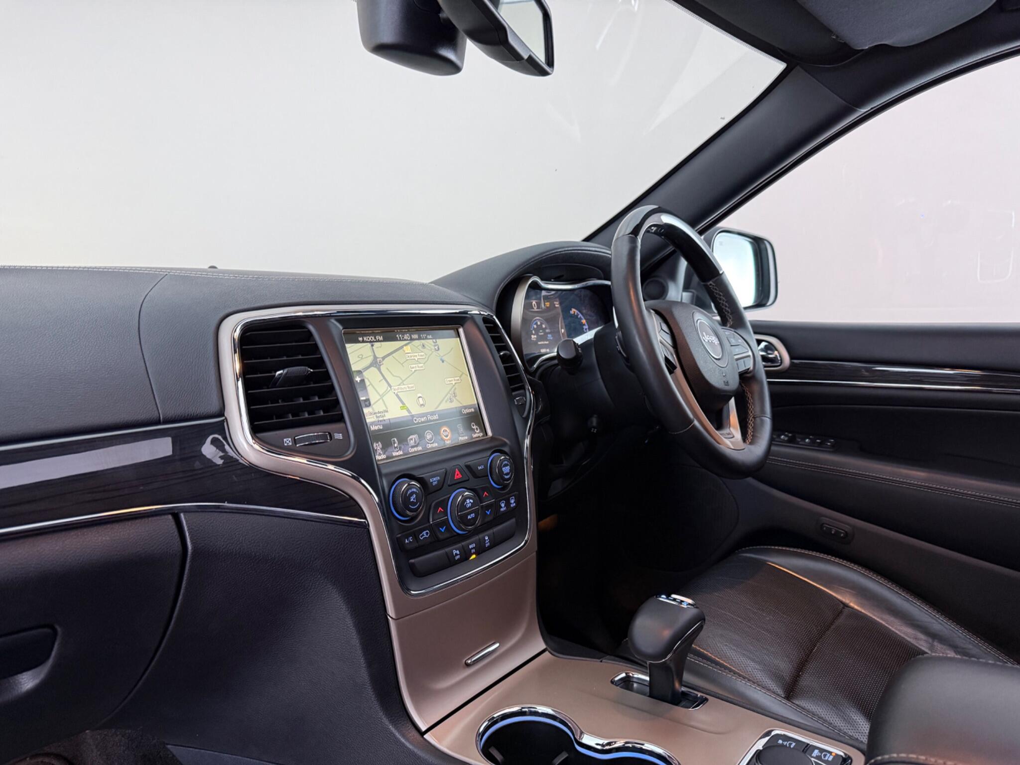 Jeep Grand Cherokee view 4
